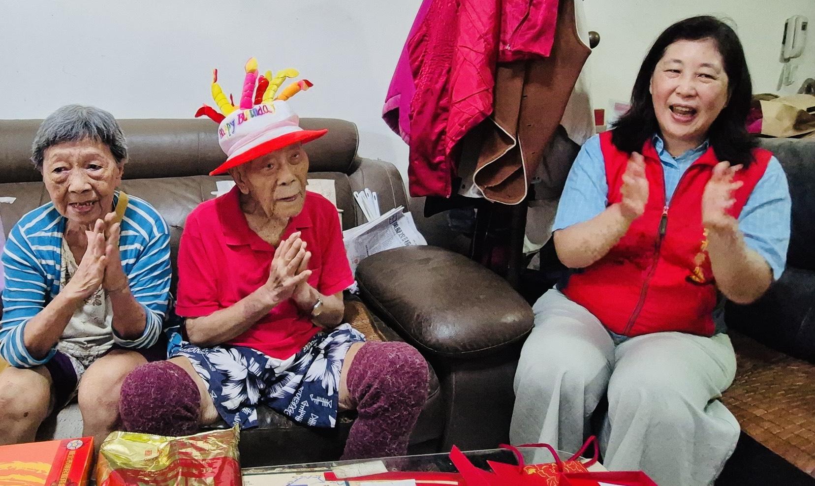 ▲吳曉慧總幹事(右)與李伯伯家人齊聲歡唱,為長輩獻上百歲壽誕祝福。
