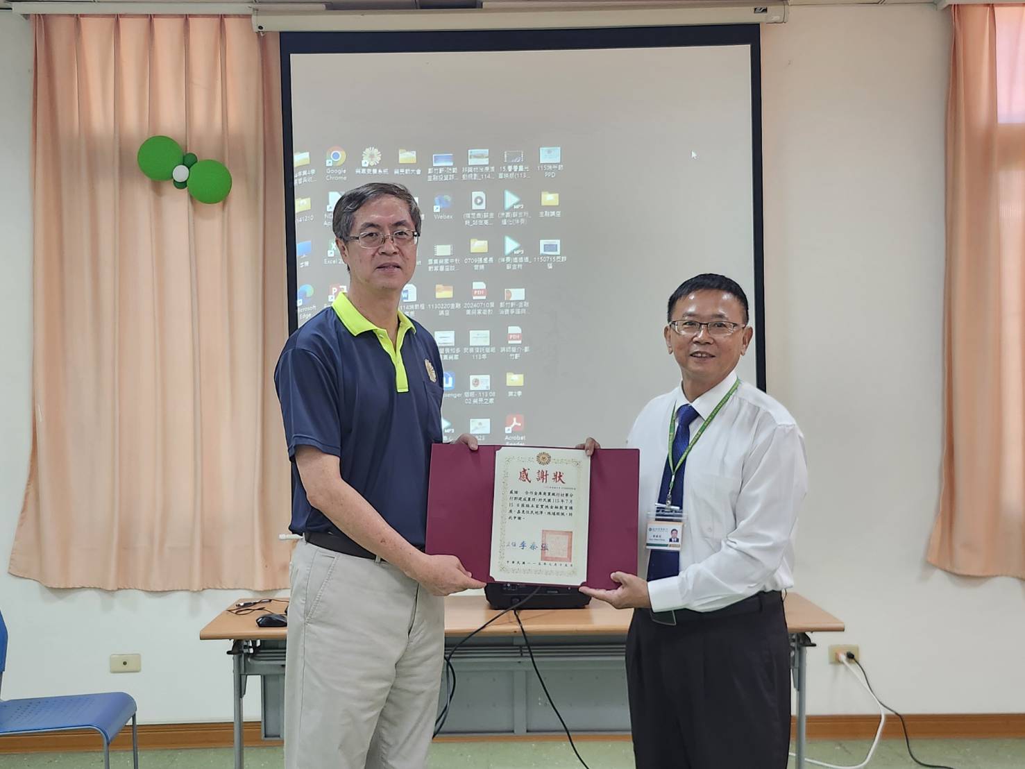 圖3:屏東榮家李秦強家主任(左1)代表榮家頒發感謝狀予郭講師(右1)