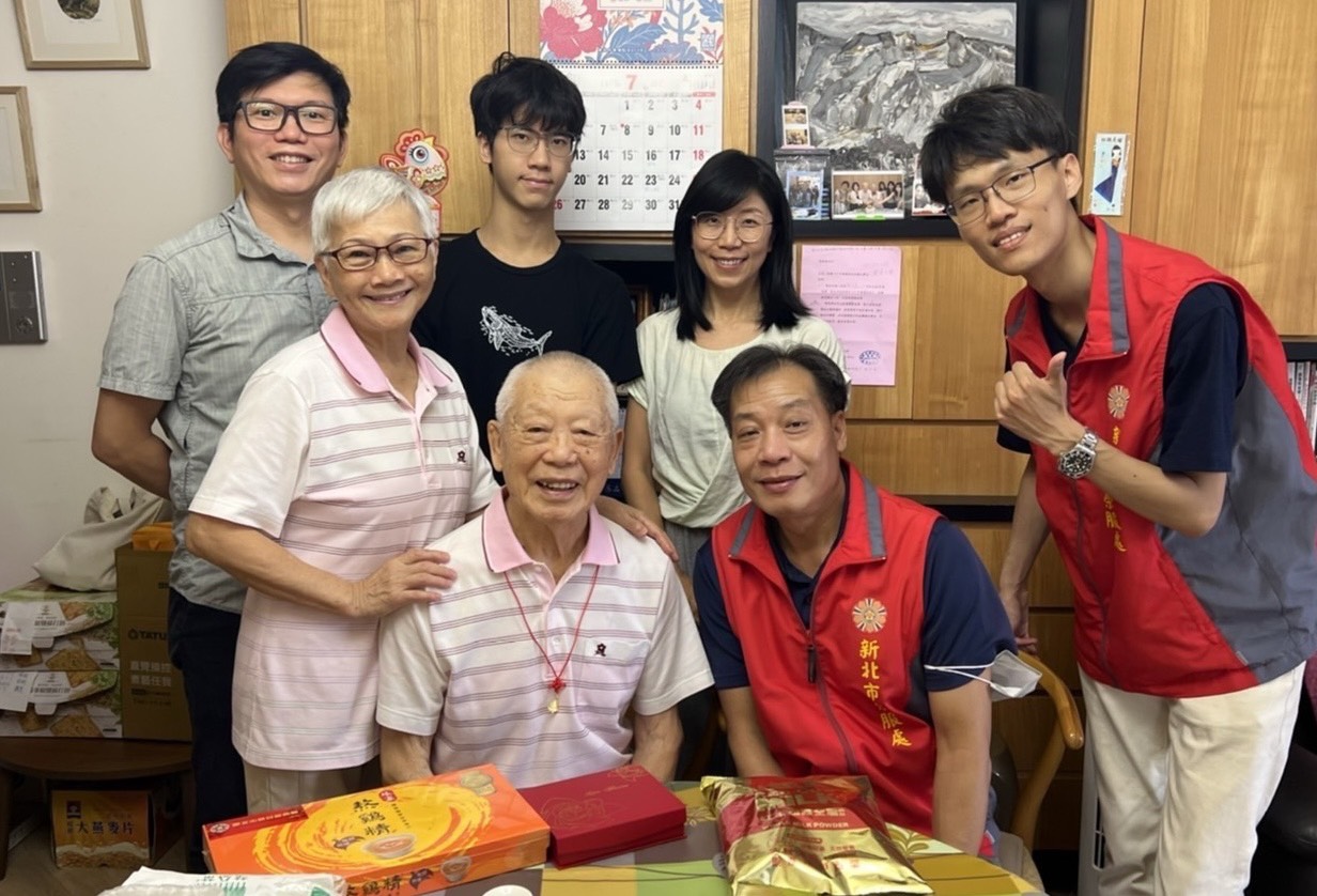 組長陳重榮(右2)與輔導員(右1)代表輔導會致贈金壽桃,向百歲榮民鄭伯伯(左2)祝賀壽誕。/新北市榮服處提供。