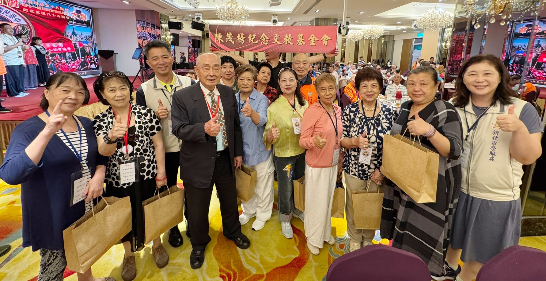 ▲新北市榮服處陳立中處長(左3)感謝中華民國退伍軍人協會吳其樑理事長(左4)致贈榮眷慰問品。/新北市榮服處提供。