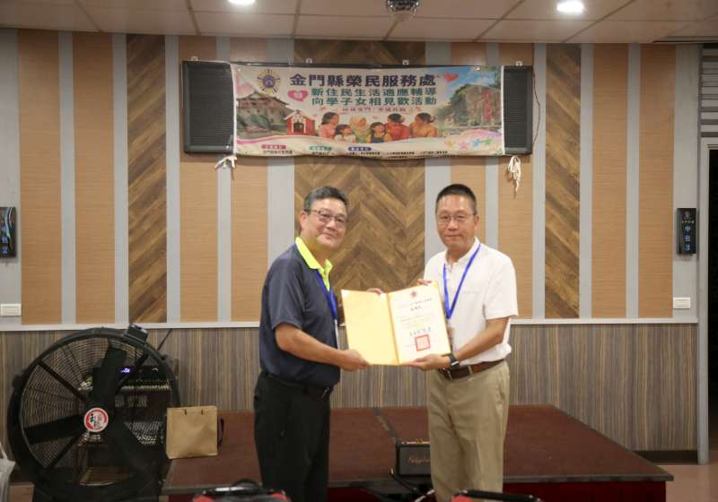 圖八金門縣榮服處處長劉信義(左)頒發陶淵民建設金門營業處總經理孫國智(右)感謝狀