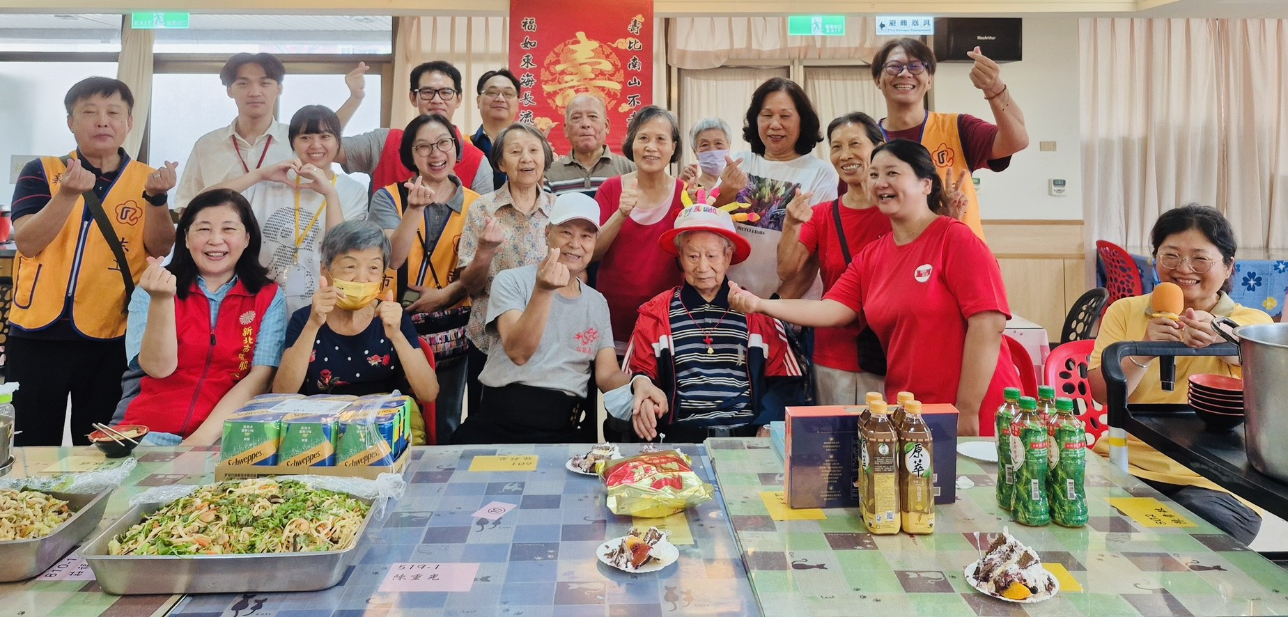 ▲毛伯伯(前排右3)與榮服處服務團隊及五股老人公寓的住民,向毛伯伯祝賀壽誕。
