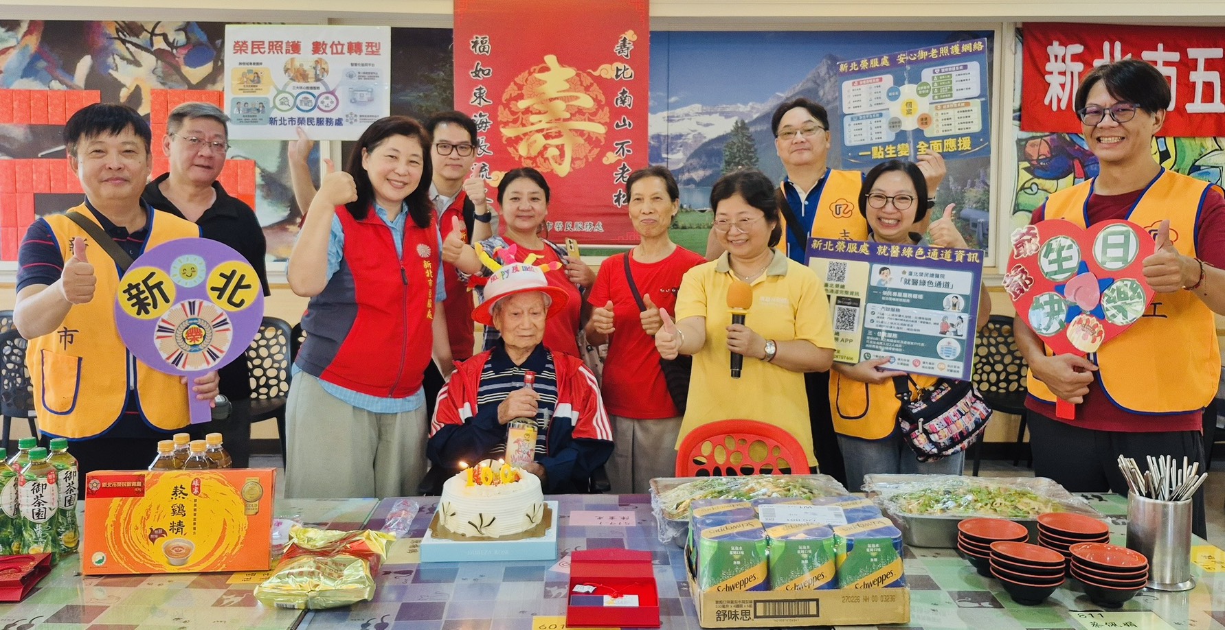 ▲吳總幹事(前排左2)與五股老人公寓石主任(前排右3),向毛伯伯祝賀壽誕。