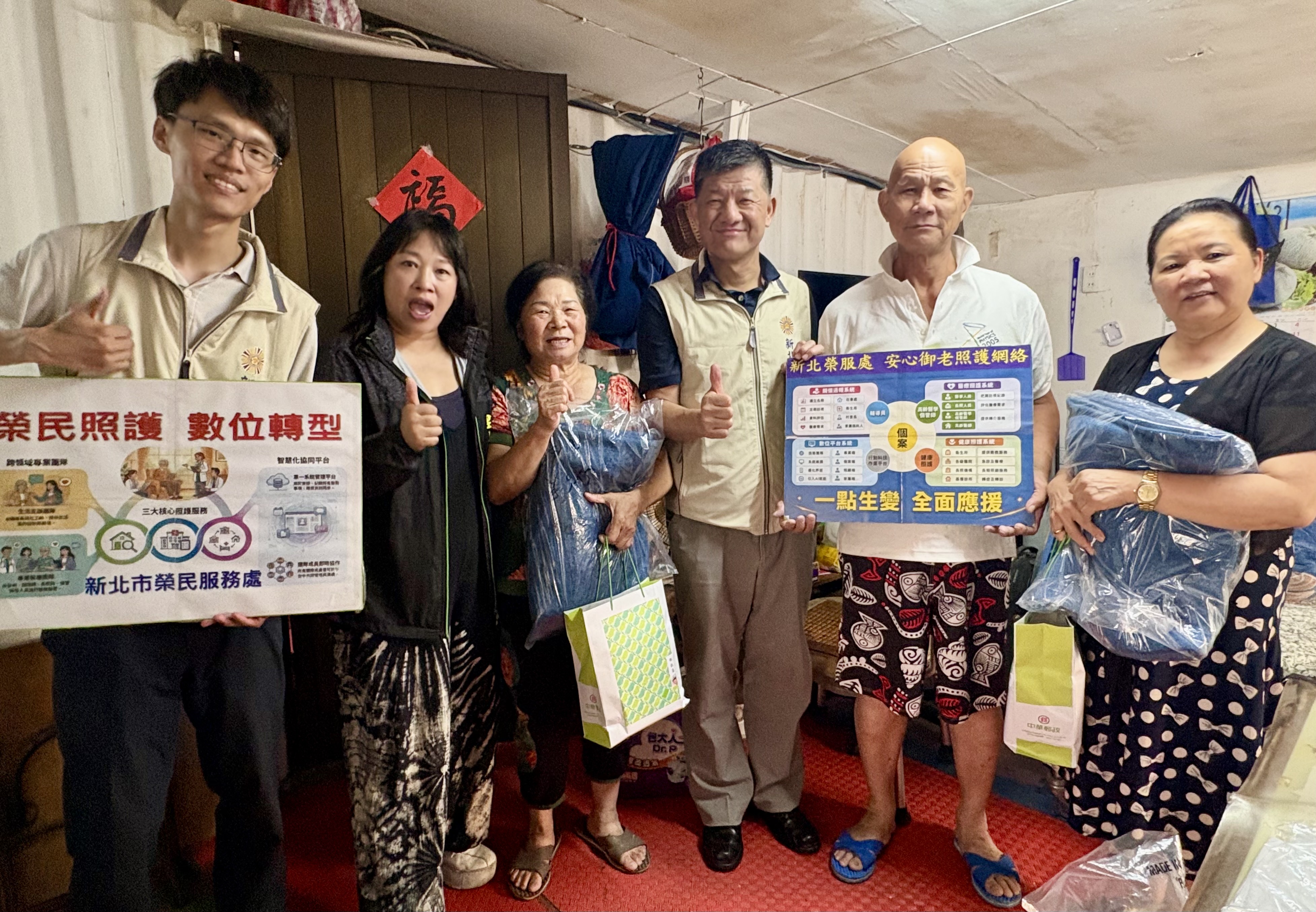 ▲副處長楊懷博(右3)偕同李佳倩里長(左2)關懷訪視遺眷龐阿姨(右3)。