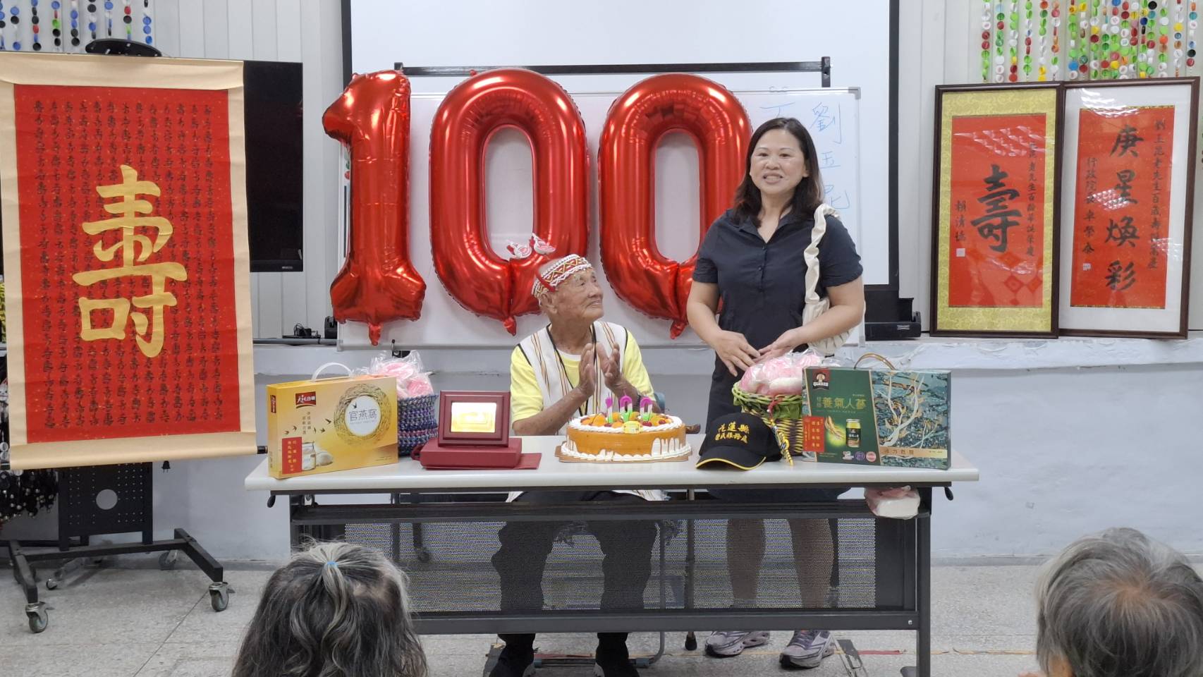 劉玉昆爺爺(左)百歲嵩壽,女兒致感恩祝福