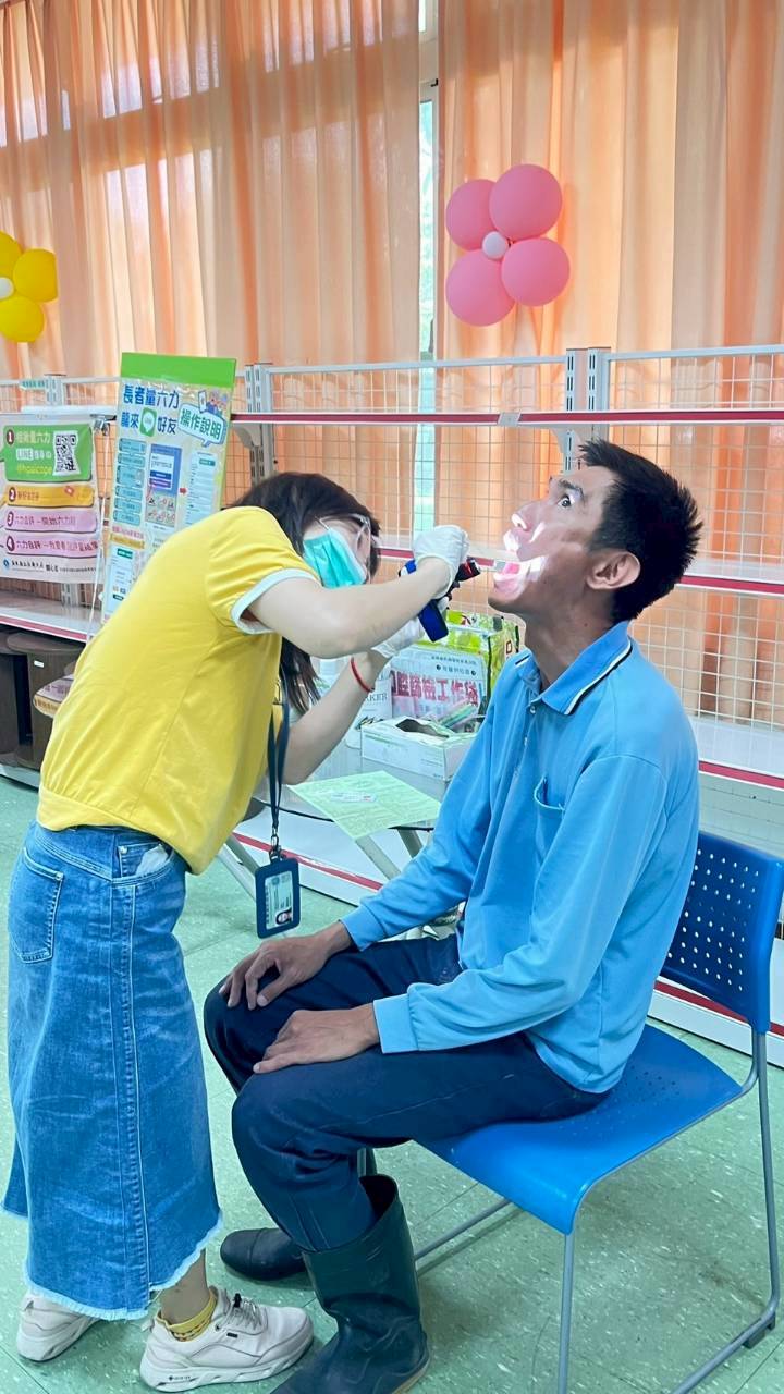 圖3醫生執行口腔篩檢