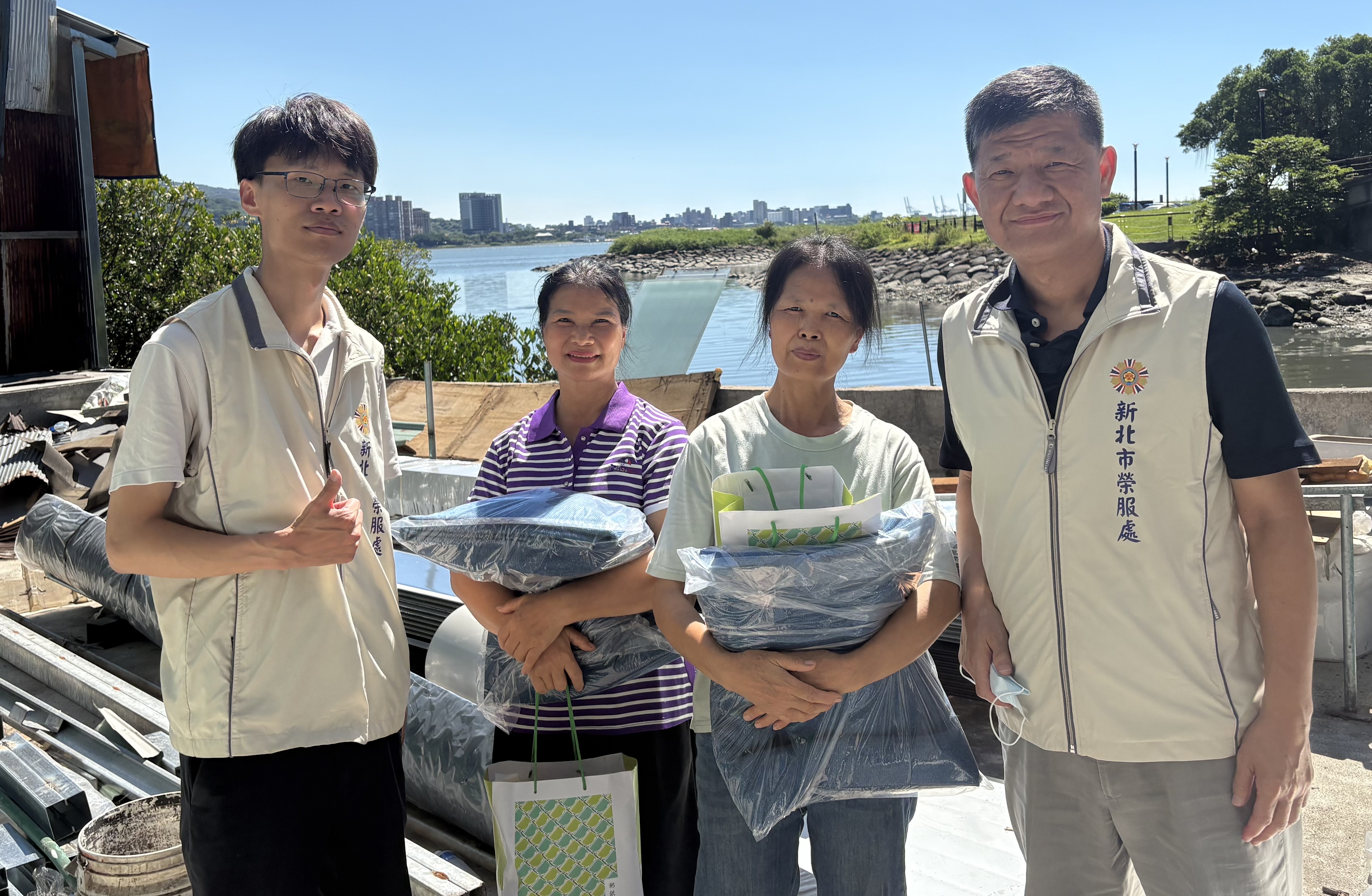 ▲副處長楊懷博(右1)關懷訪視臨海地區遺眷曾阿姨(左2)及林阿姨(右2),致贈民生物資。