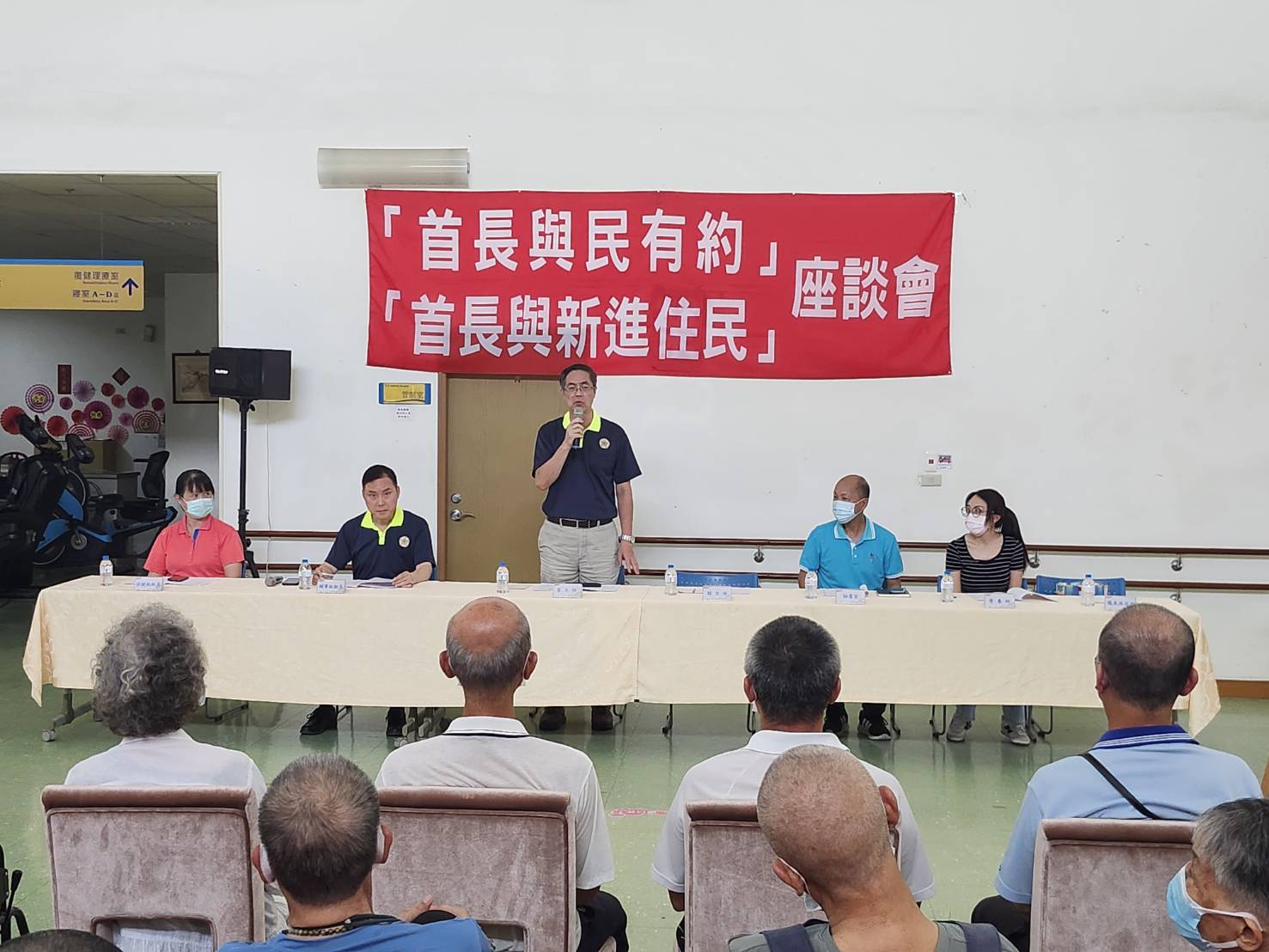 圖4家主任(圖立)為長輩們解答所反映問題。