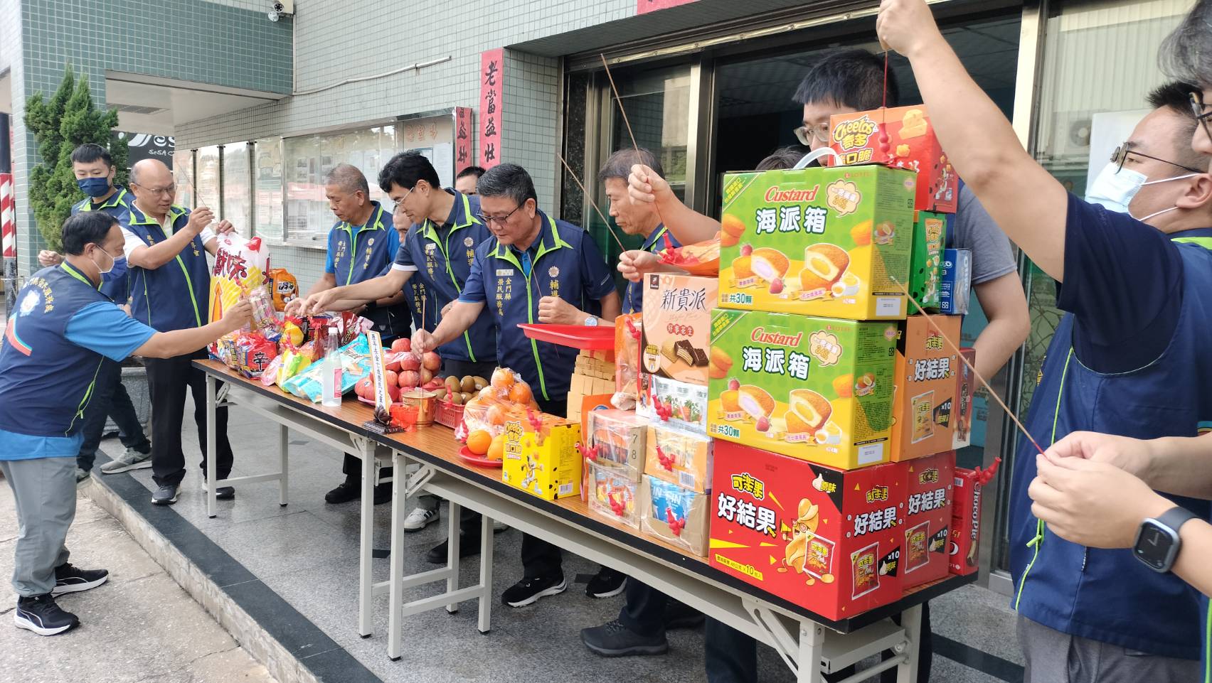 圖三同仁一齊上香祭祀,將香擺放供品上
