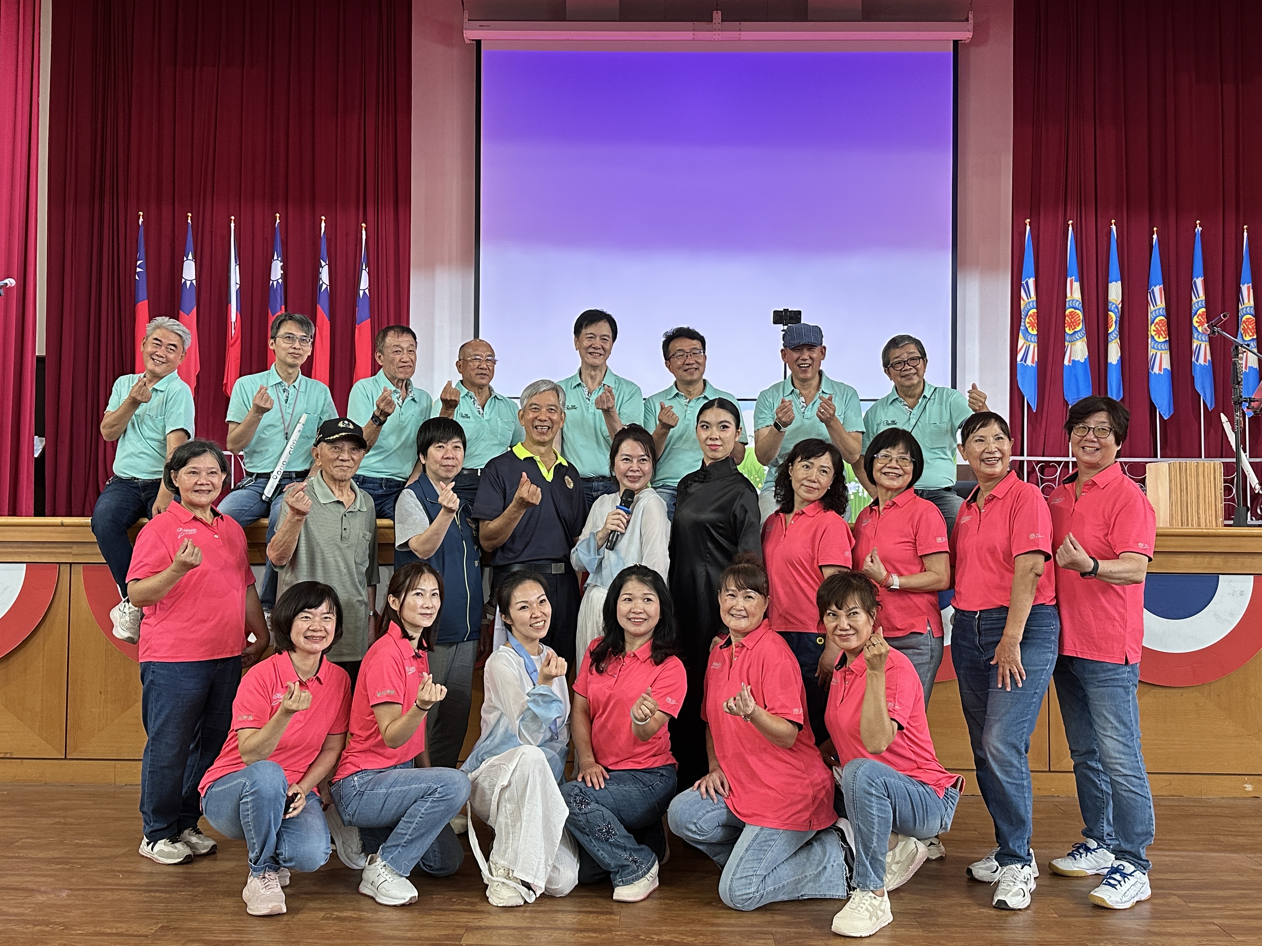 王處長(中排左三)帶領宜欣榮欣志工隊前往中彰榮譽國民之家,辦理父親節感恩關懷活動