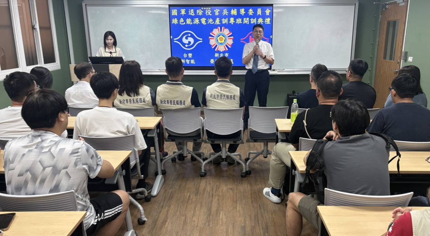 ▲明志科大環境資源學院簡文鎮院長(右一立),於開訓典禮致詞,強調綠能與能源電池為重點產業,勉勵學員把握機會提升專業技能。/新北市榮服處提供。