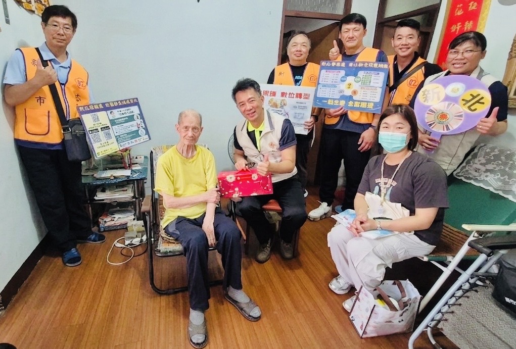 ▲處長陳立中(前排右2)率服務同仁實地走訪與宣導,將安心御老平台的服務理念真正落實到每一位榮民的家中。/新北市榮服處提供。