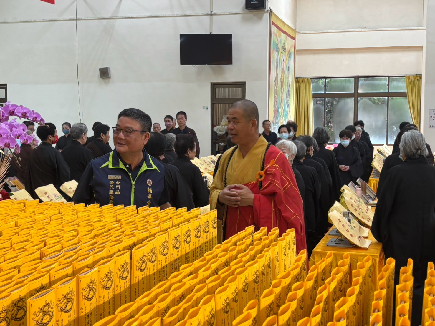 圖五性海法師帶領劉處長檢視歷年在金亡故榮民先烈之祭祀牌位