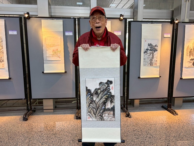 馮伯伯參與星光品格發展協會畫展,展出山水畫創作作品