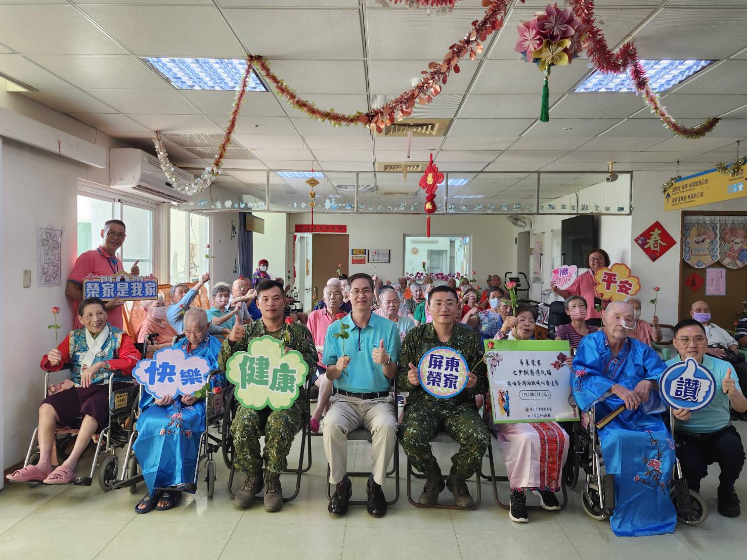 圖4:家主任李秦強(中)與照護團隊及住民長輩甜蜜合照