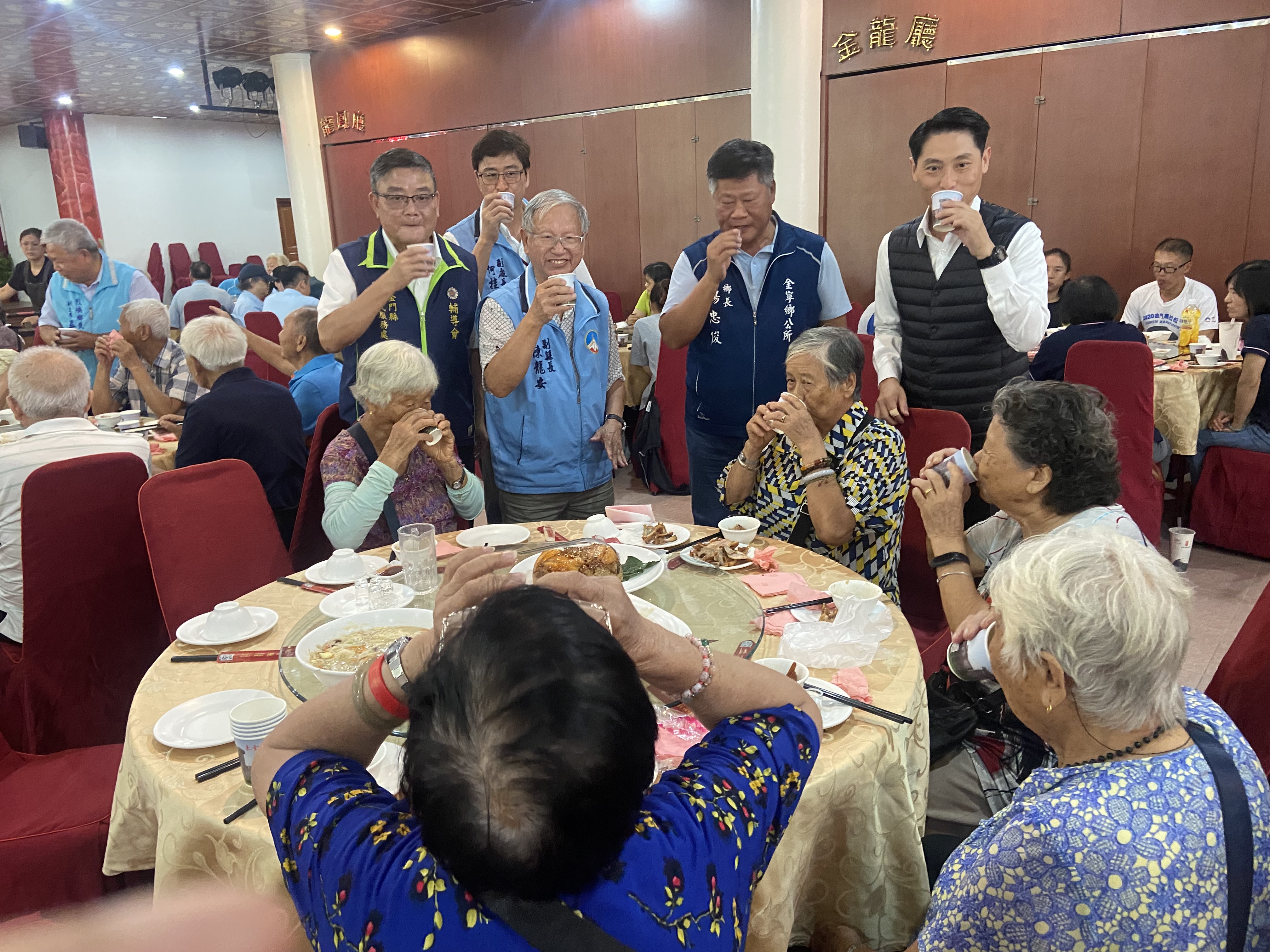 圖四劉信義處長(左1)陪同副縣長陳龍安(左2)、金寧鄉長楊忠俊(右2)向與會人員致意