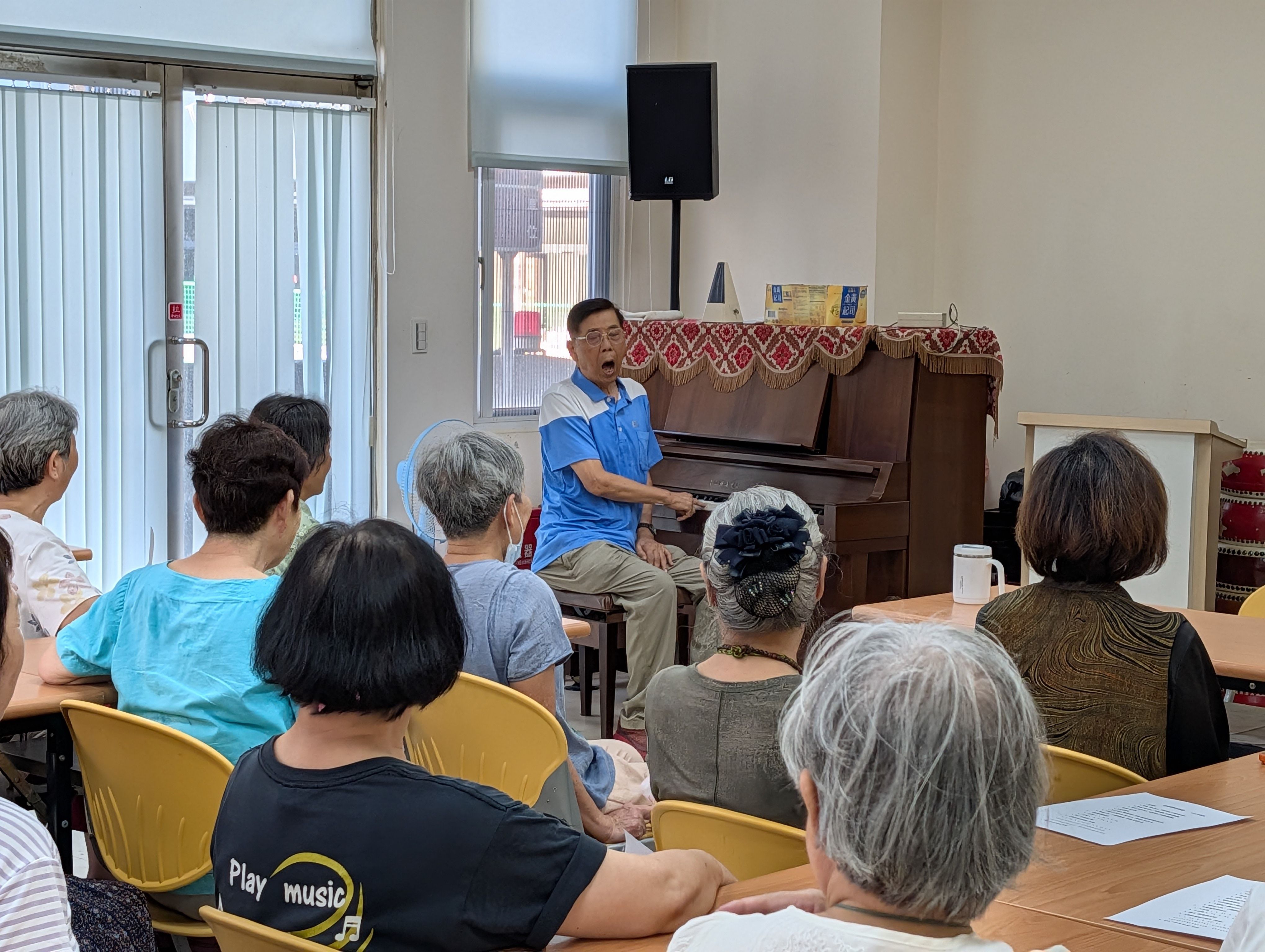 板橋榮家合唱團歡喜開唱！白玉光老師唱作俱佳引領長輩樂齡圓夢