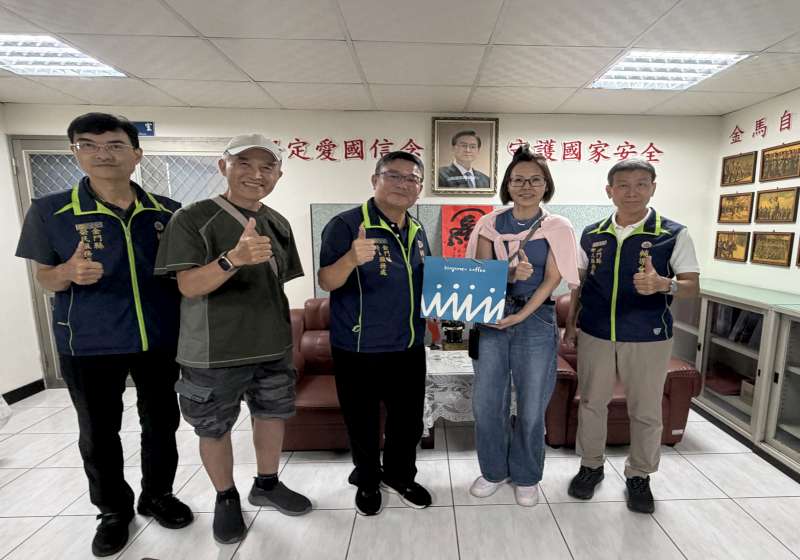 圖一劉信義處長(中)與胡璉將軍和平公益促進協會理事長胡敏珍(右2)合影-800x560