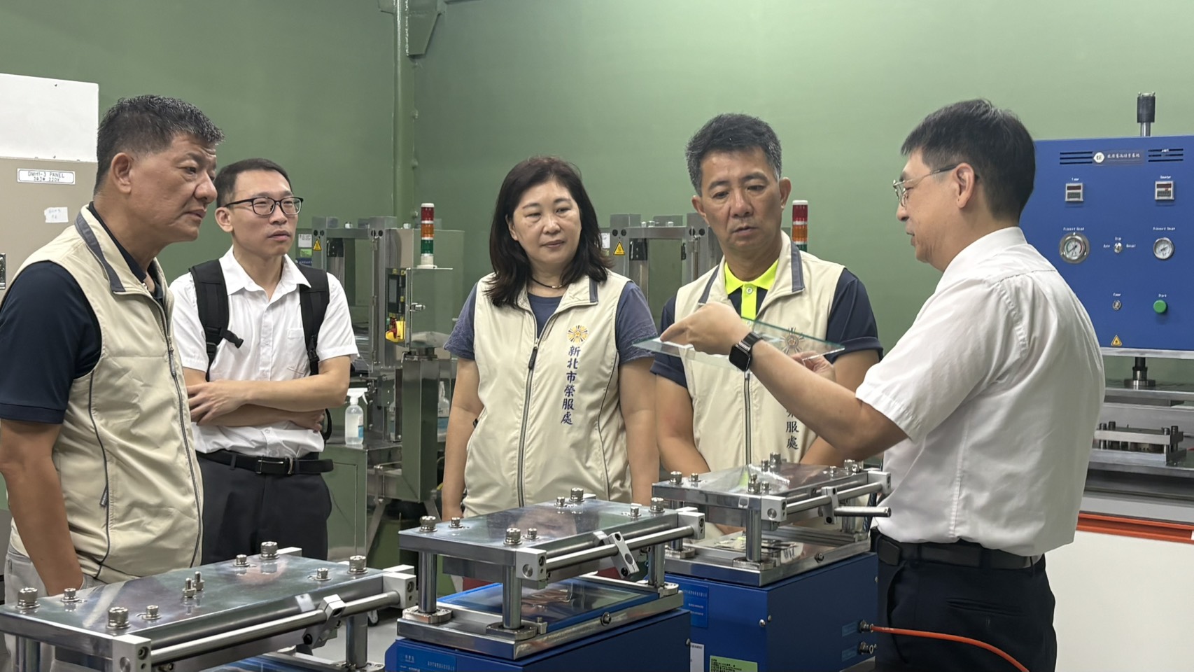 ▲明志科大簡文鎮院長(右一)導覽「能源電池培育基地」,新北市榮服處陳立中處長(右二)、楊懷博副處長(左一)、吳曉慧總幹事(中)及輔導會蔣居和科長(左二)深入參觀。 /新北市榮服處提供。