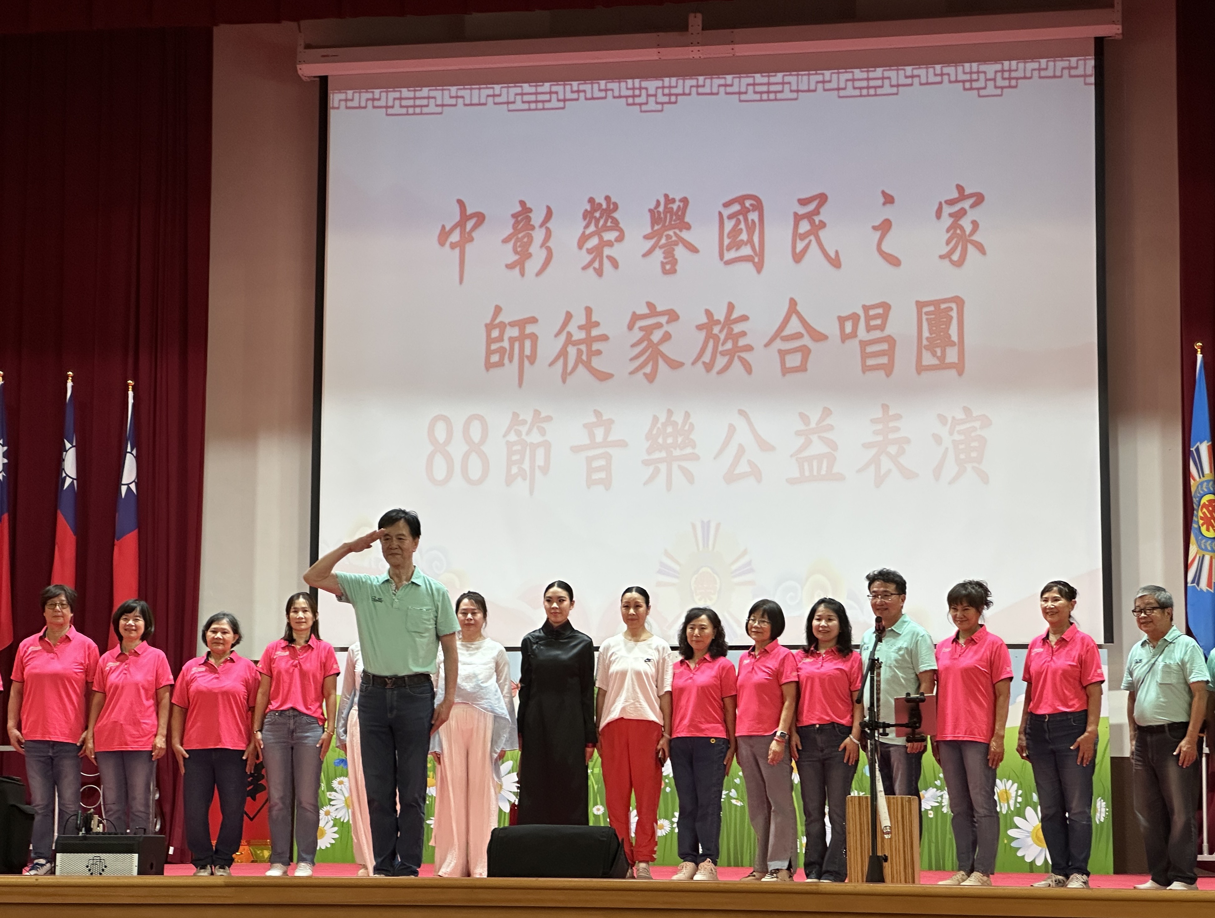 陳明老師(左五)與志工夥伴,以歌聲陪伴榮民前輩並表達節慶祝福