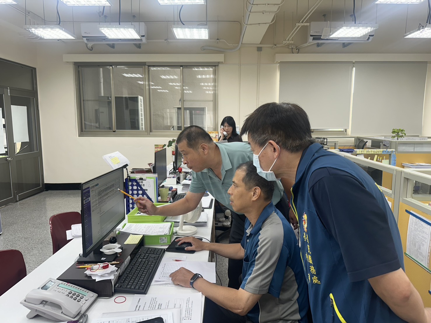 就學就業處輔訪人員檢視榮服處業務