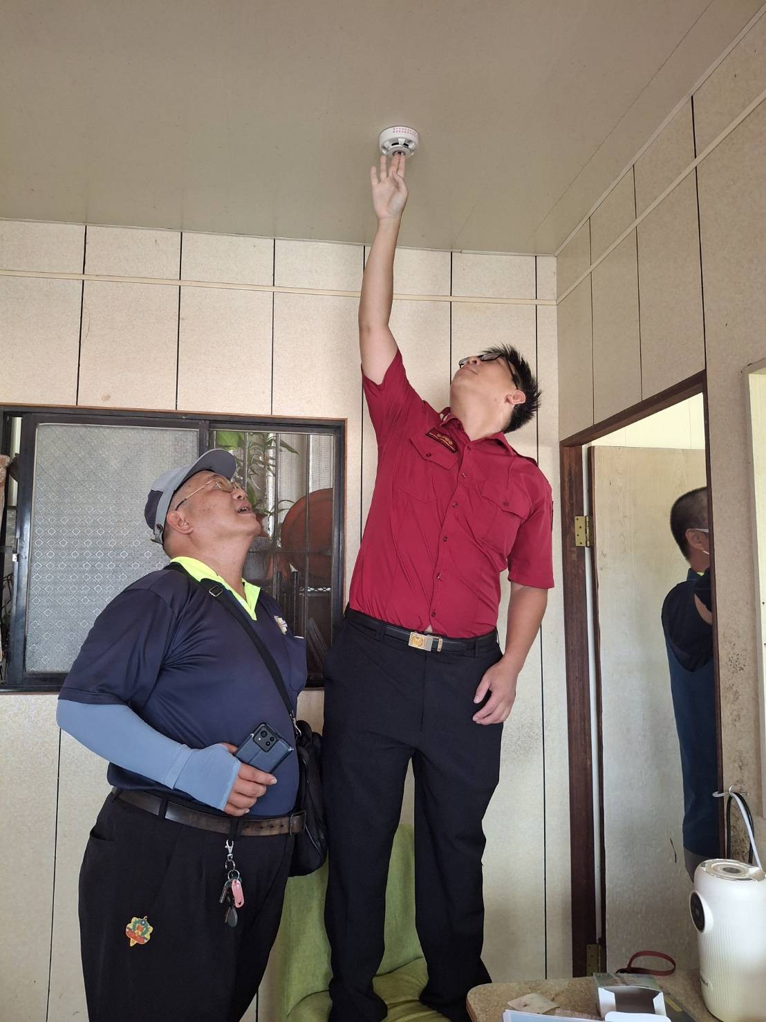 消防局黃小隊長安裝煙霧偵測器(住宅用火災警報器)