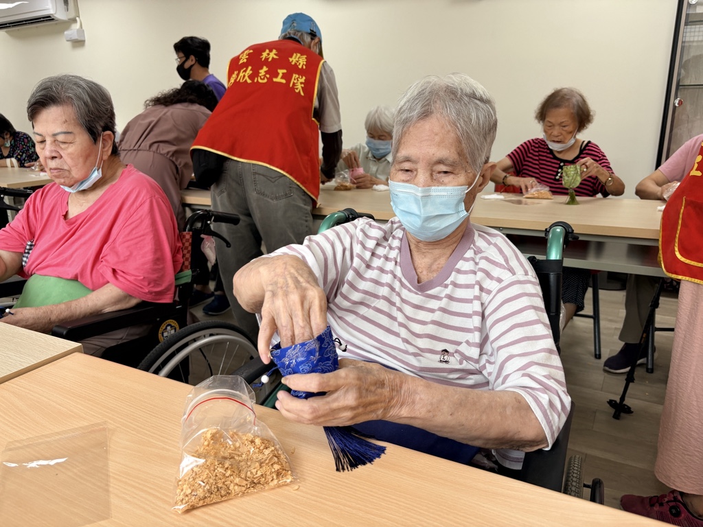115年8月20日精油舒心自癒(二)長輩溫暖製作檀香包，療癒滿分。