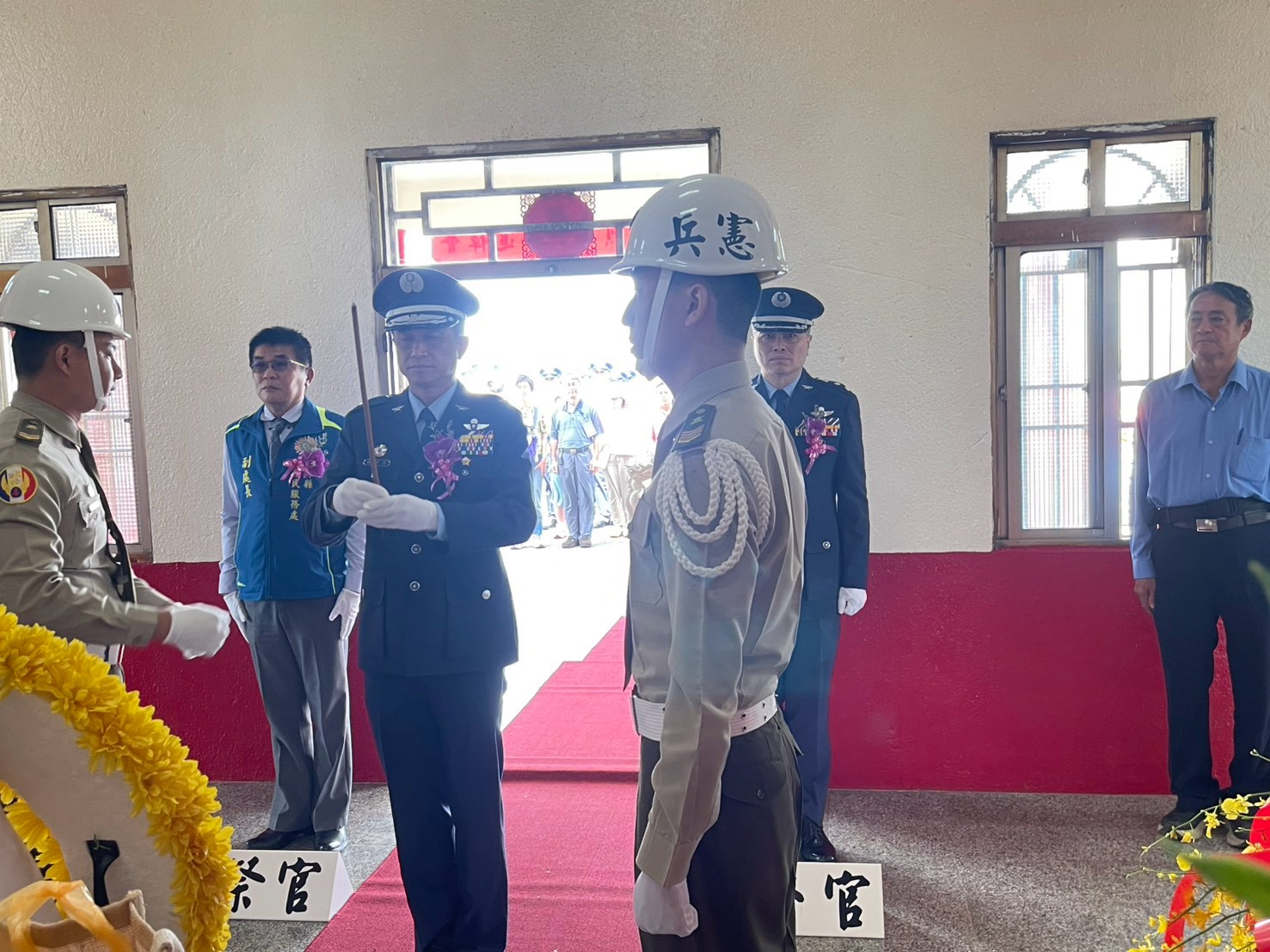 聯隊長鍾坤昌少將(中) 擔任主祭官,榮服處副處長廖倉照(左) 及政戰主任林佳田上校為陪祭官