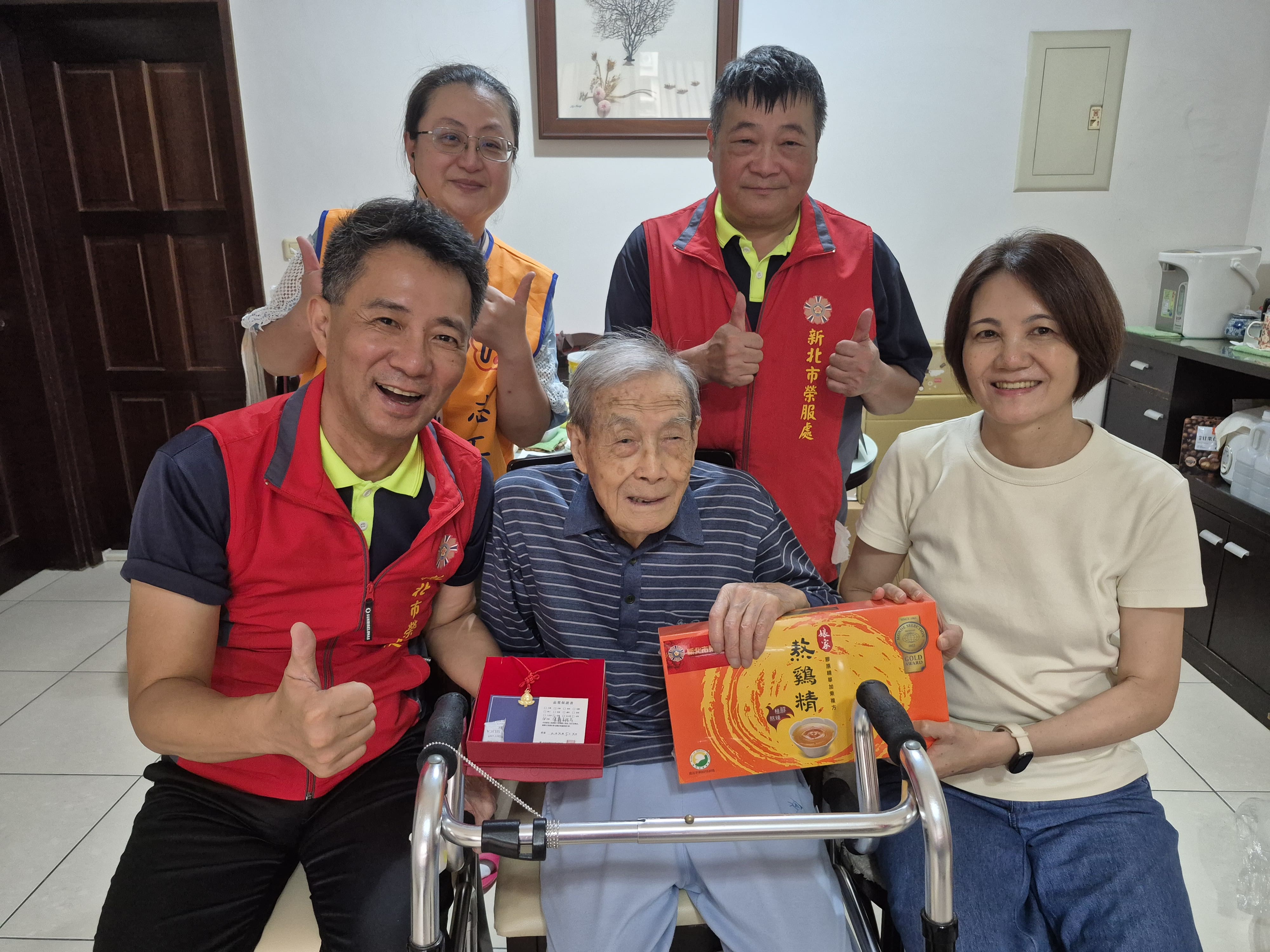 「有您們照顧真好！」 新北榮服處關懷百歲榮民秦伯伯溫馨迎接父親節