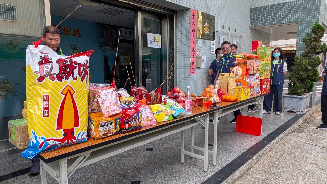 圖二同仁準備豐盛的供品獻給眾亡故英靈將士