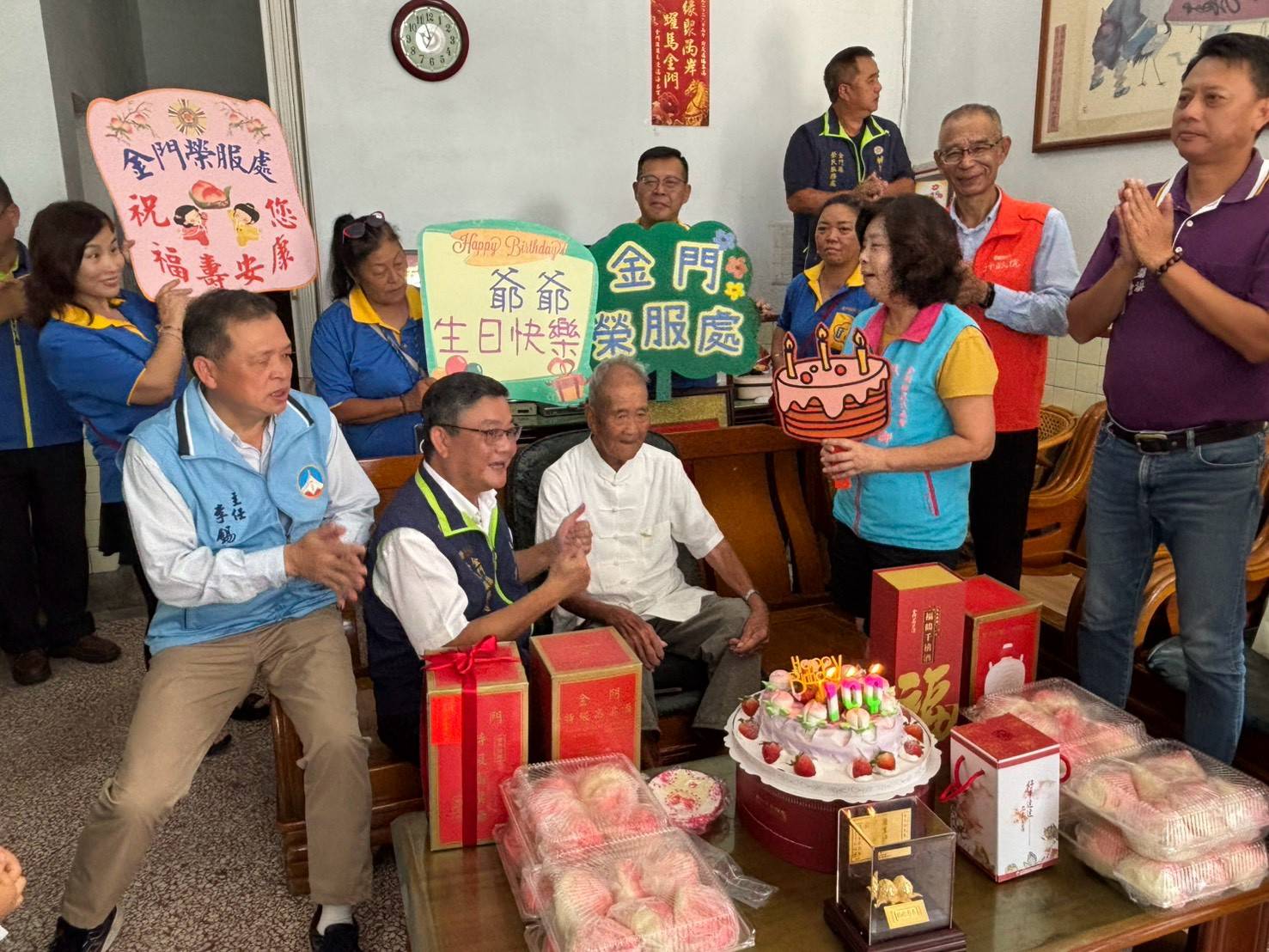 圖二劉信義處長(坐左2)、吳增允執行長(立右2)與李爺爺(坐左3)合唱生日快樂歌