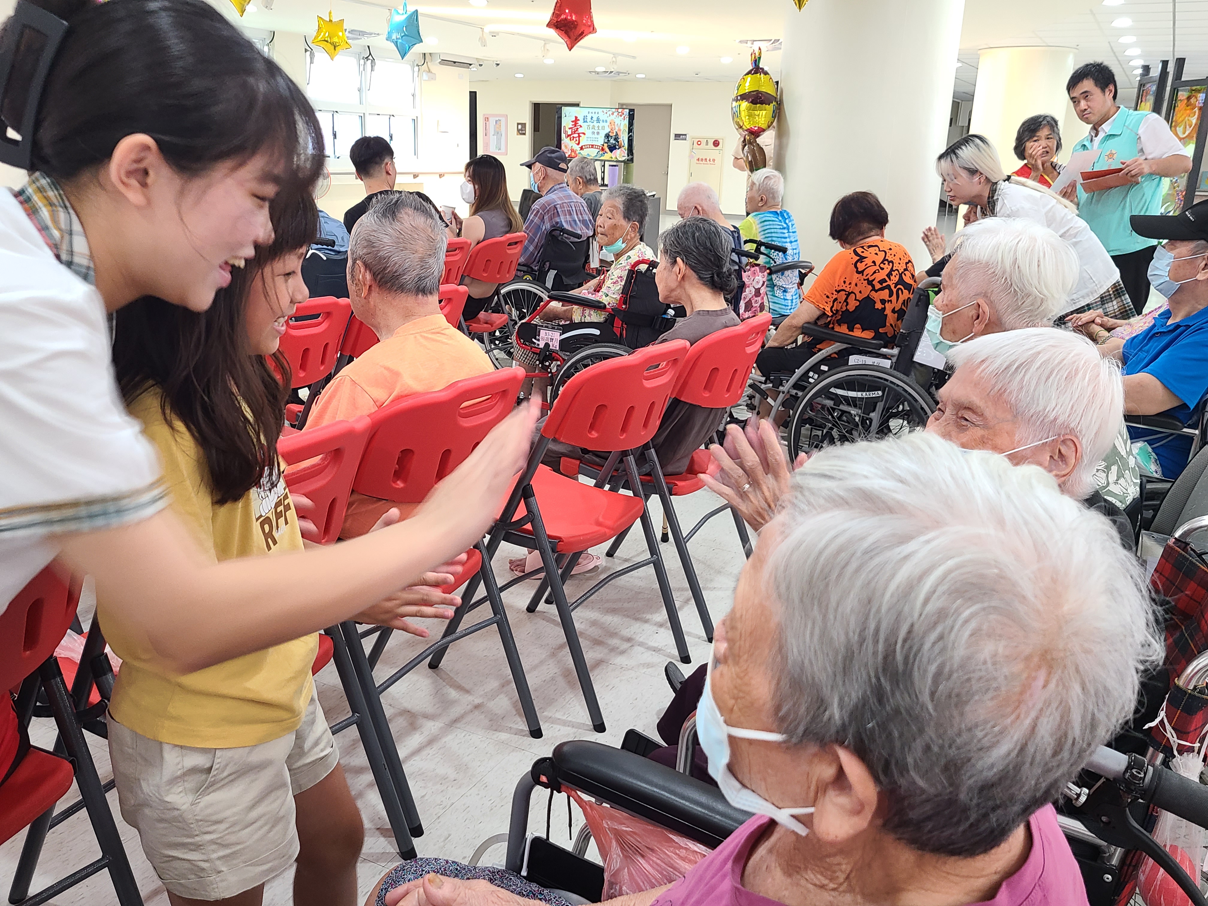 義峰高中學生志工熱情陪伴住民長輩,展現世代間的關懷與互動。