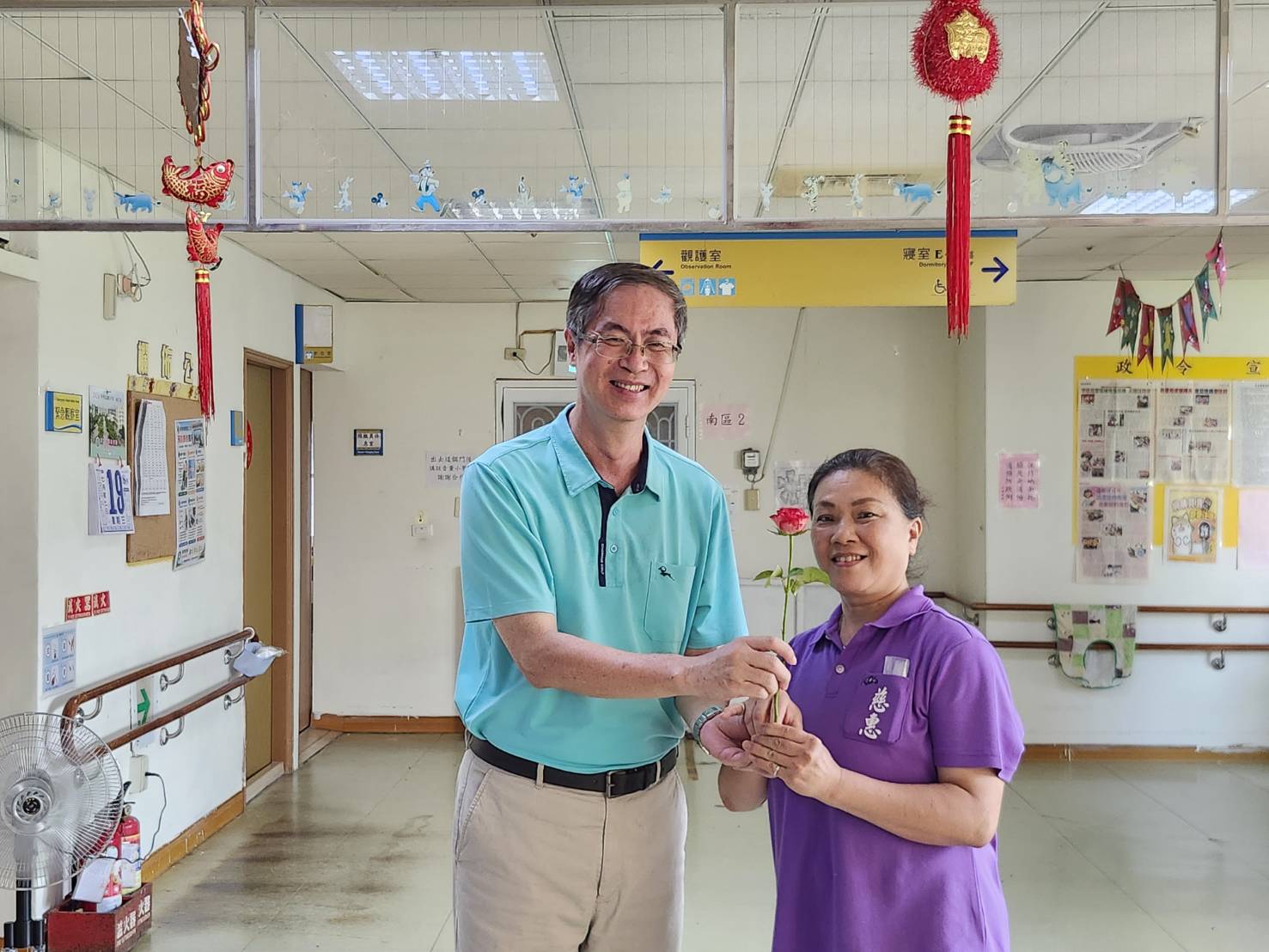 圖2:家主任李秦強(左)感謝照服員辛勞付出