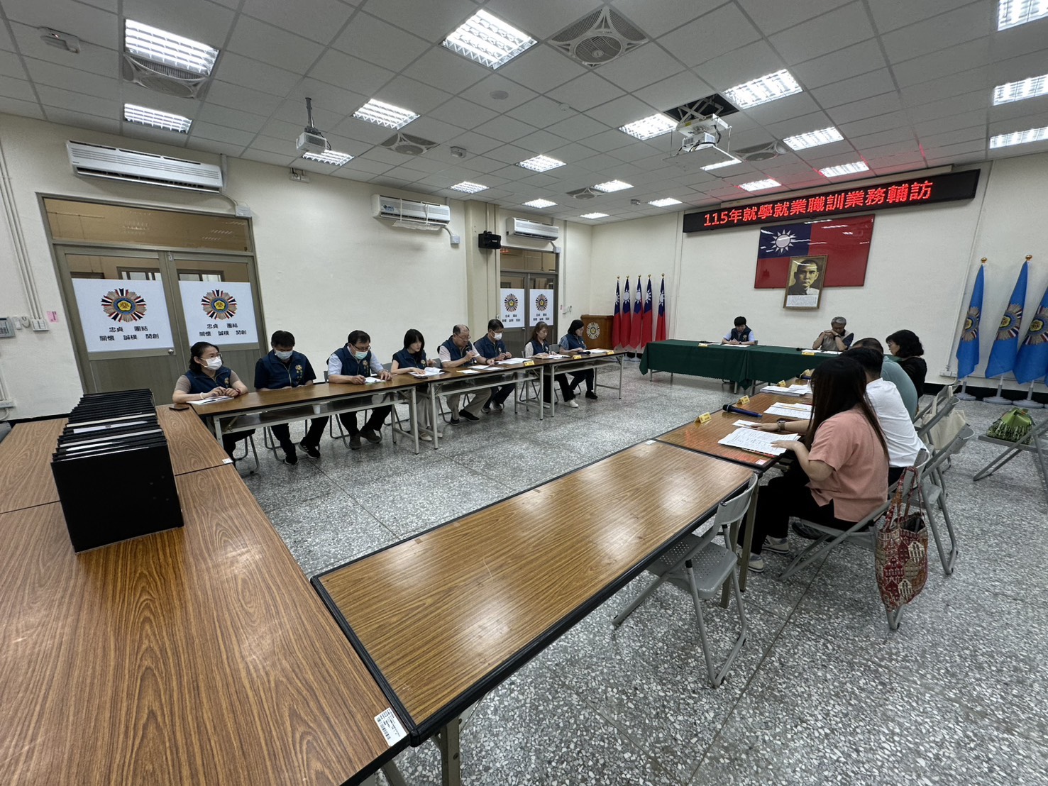 輔訪會議(臺中榮服處處長王怡文(中左)、就學就業處簡任視察蘇凌霄(中右))