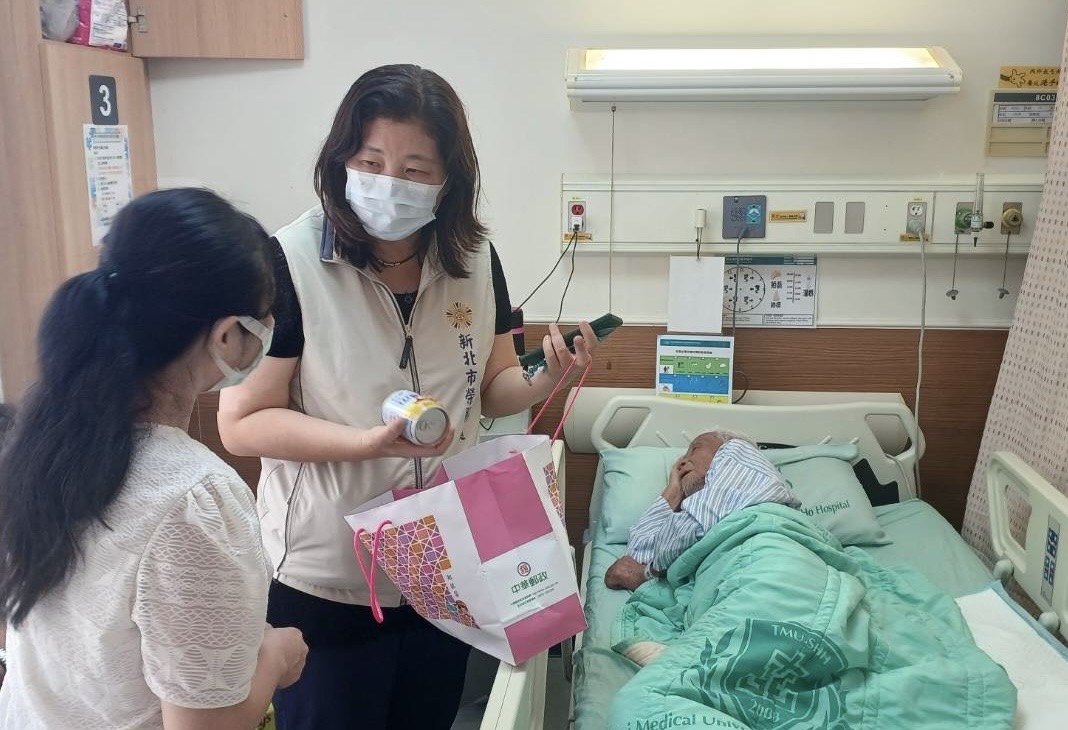 ▲新北市榮服處總幹事吳曉慧(左二)關懷慰問宋伯伯(右),並致贈營養品,由看護人員協助補充日常所需營養。/新北市榮服處提供。