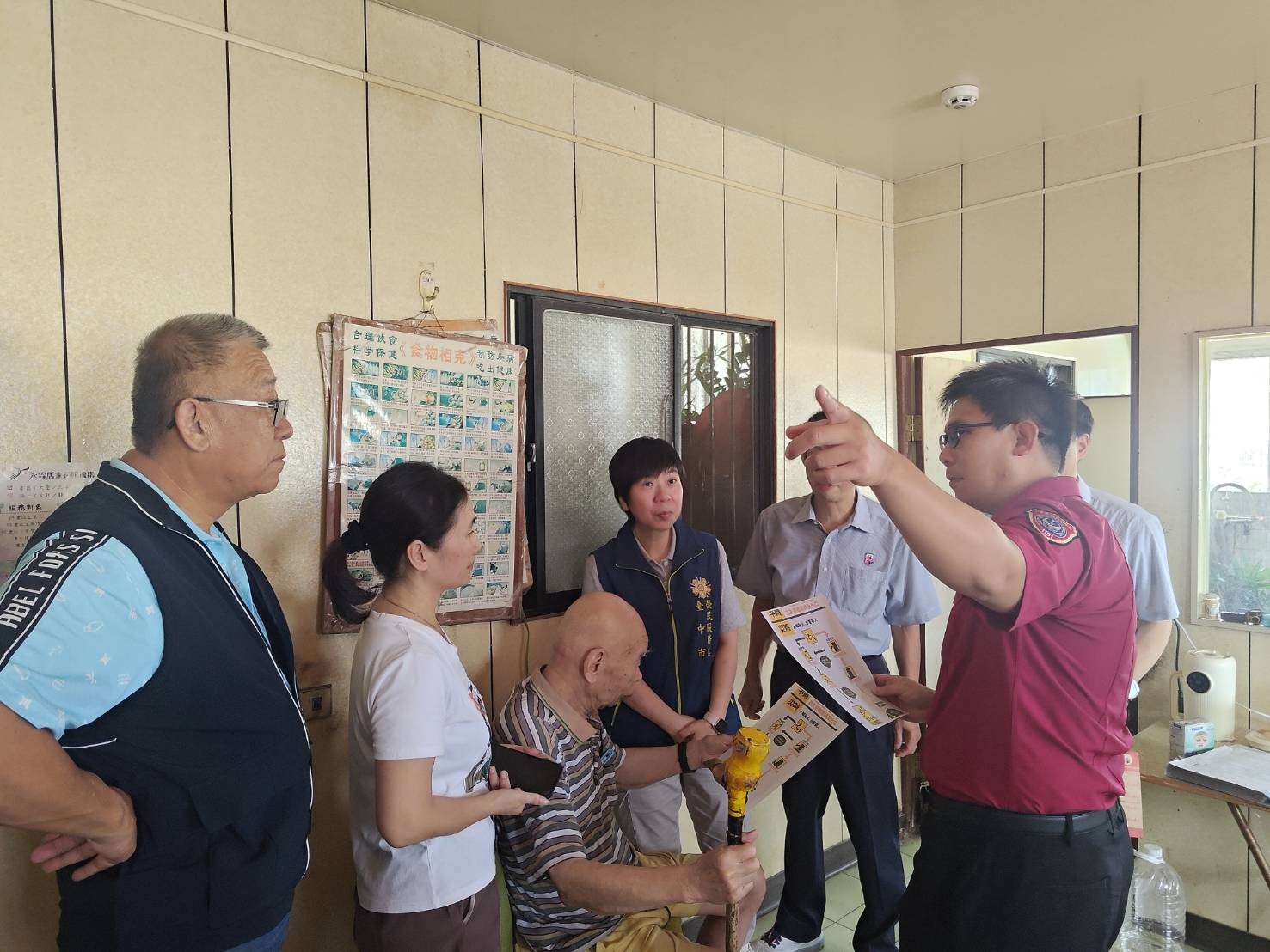 臺中市政府消防局第三大隊中山分隊黃小隊長實施居家消防安全講解