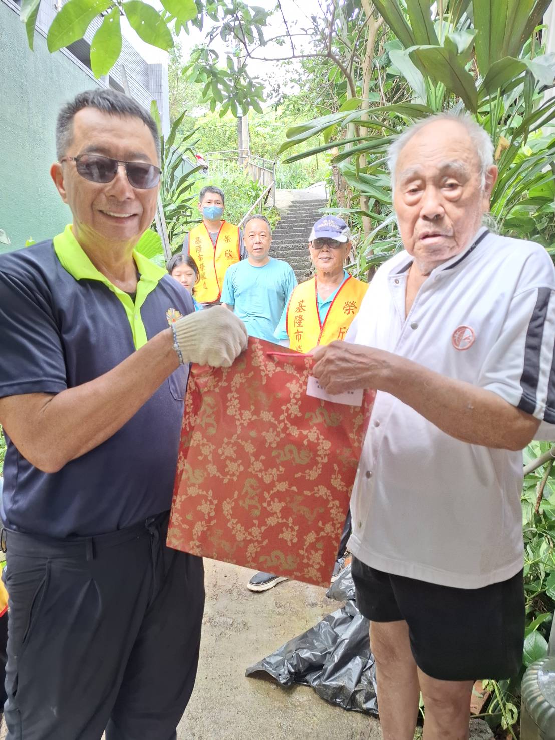 方正處長(左)致贈慰問品予劉爺爺(右)