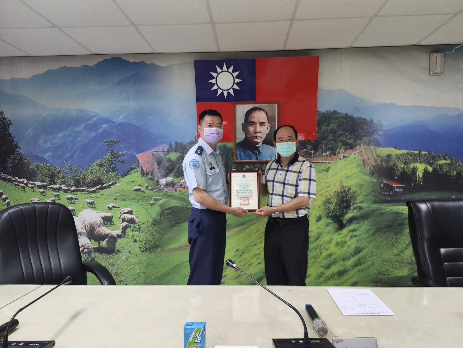 圖4:主任教官蘇鐿顯中校(左)致贈感謝狀給屏東榮家王國能副家主任(右)。