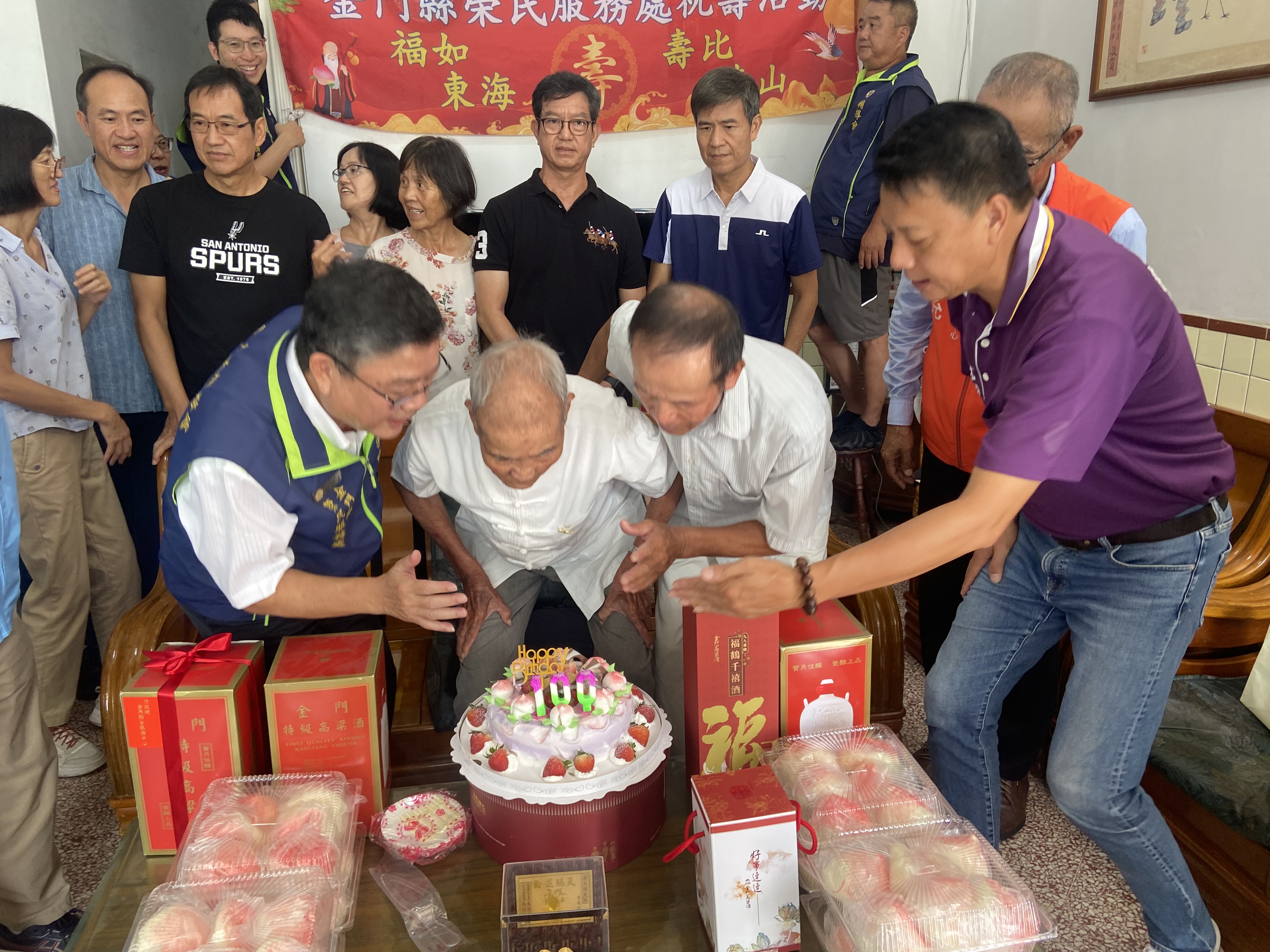 圖三劉信義處長(左1)、蔡乃靖主席(右1) 與壽星李爺爺(左2)吹生日臘燭