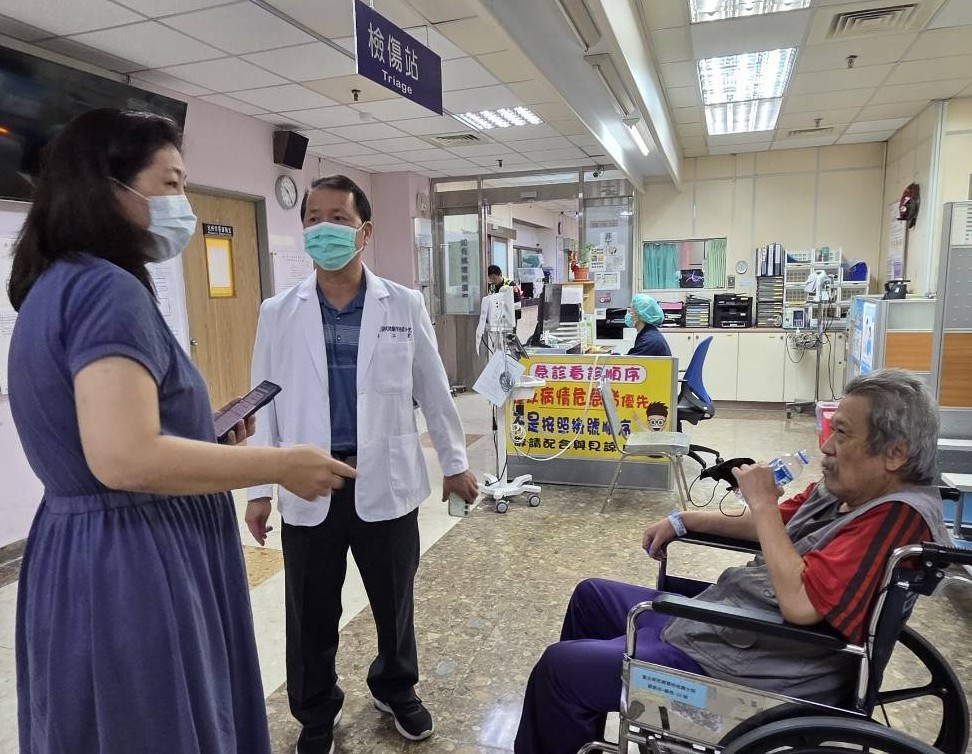 ▲新北市榮服處總幹事吳曉慧(左一)會同台北榮總桃園分院社工室林吉勝主任(中),共同協力安排劉先生(右一)於急診區的檢查評估作業。/新北市榮服處提供。
