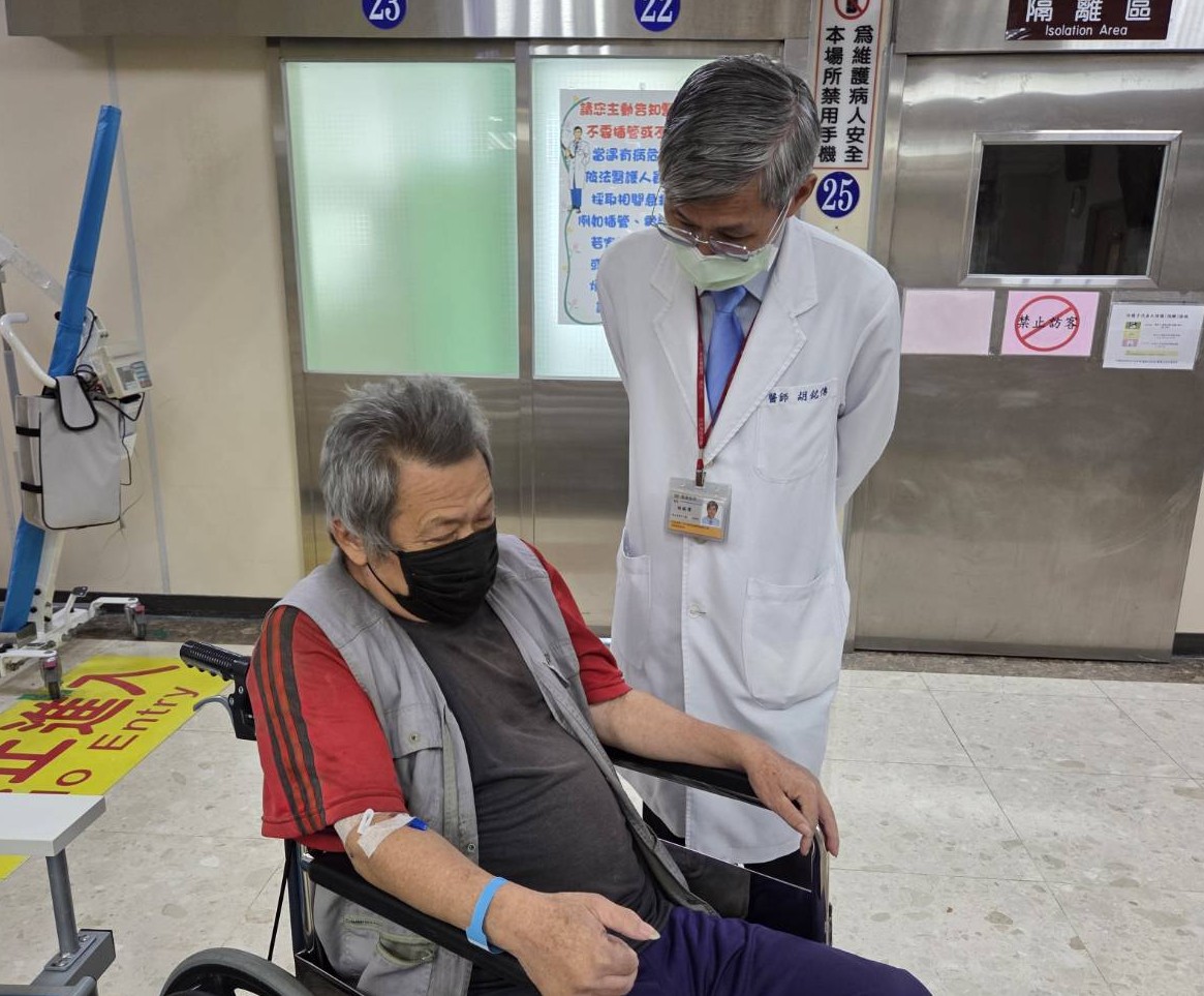 ▲台北榮總桃園分院胡銘傳醫師(右)在急診區內關懷問診並確認劉先生(左)相關檢查報告後,於醫療團隊合作下,當日下午順利入住病房接受治療。/新北市榮服處提供。