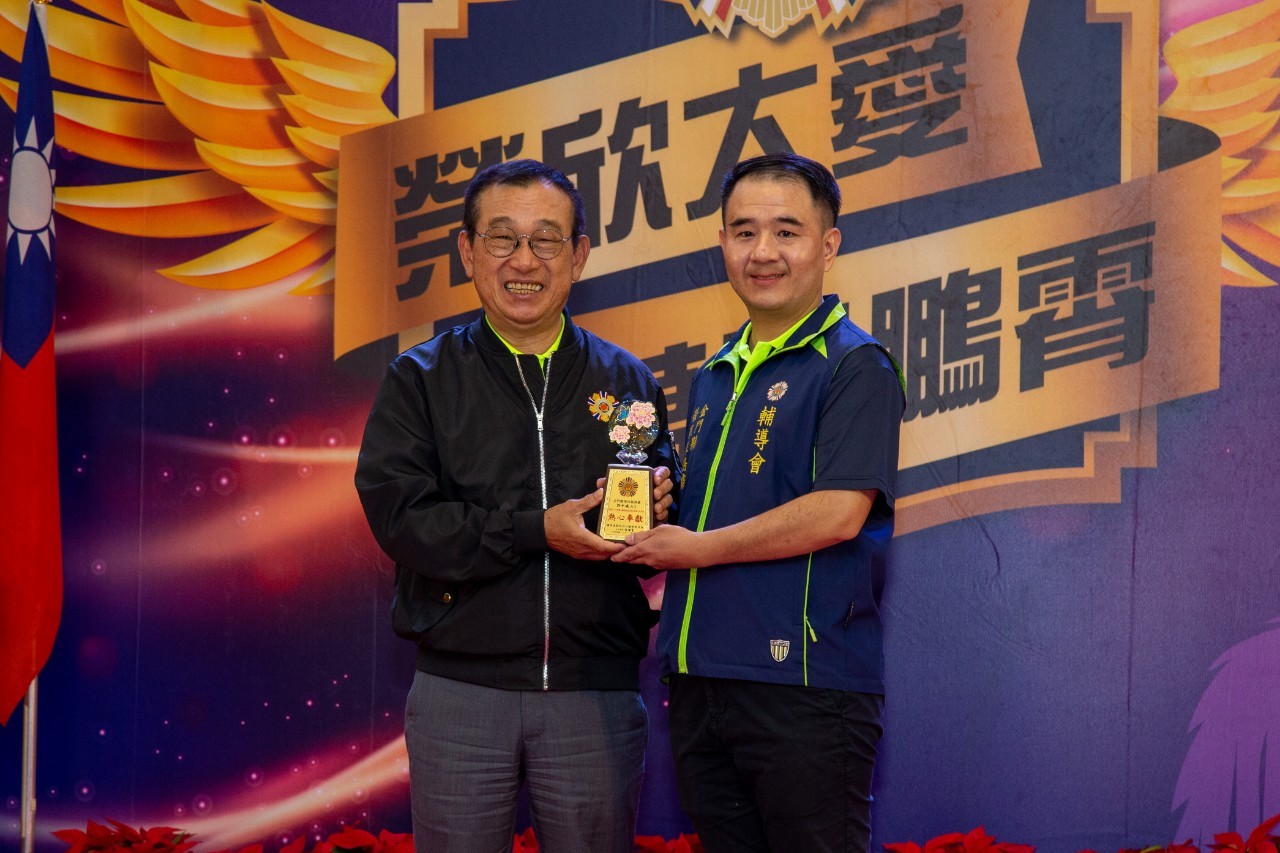 圖一傅正誠副主委頒發績優志工承辦人獎座112.11.29