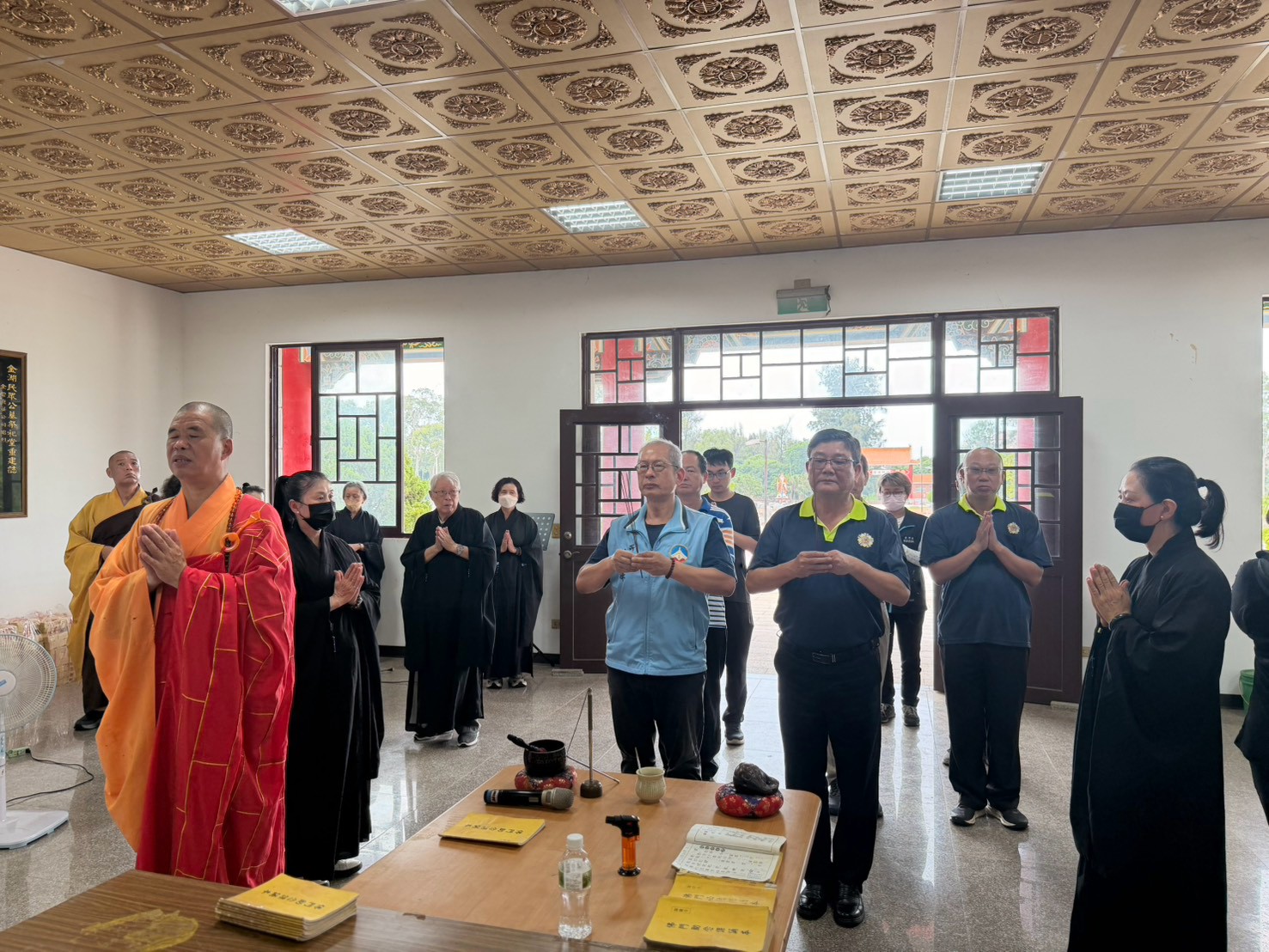 圖一請海印寺性海法師主持儀式,劉信義處長(圖右)與董燕輝所長(圖左)一同上香,祭祀移靈安奉