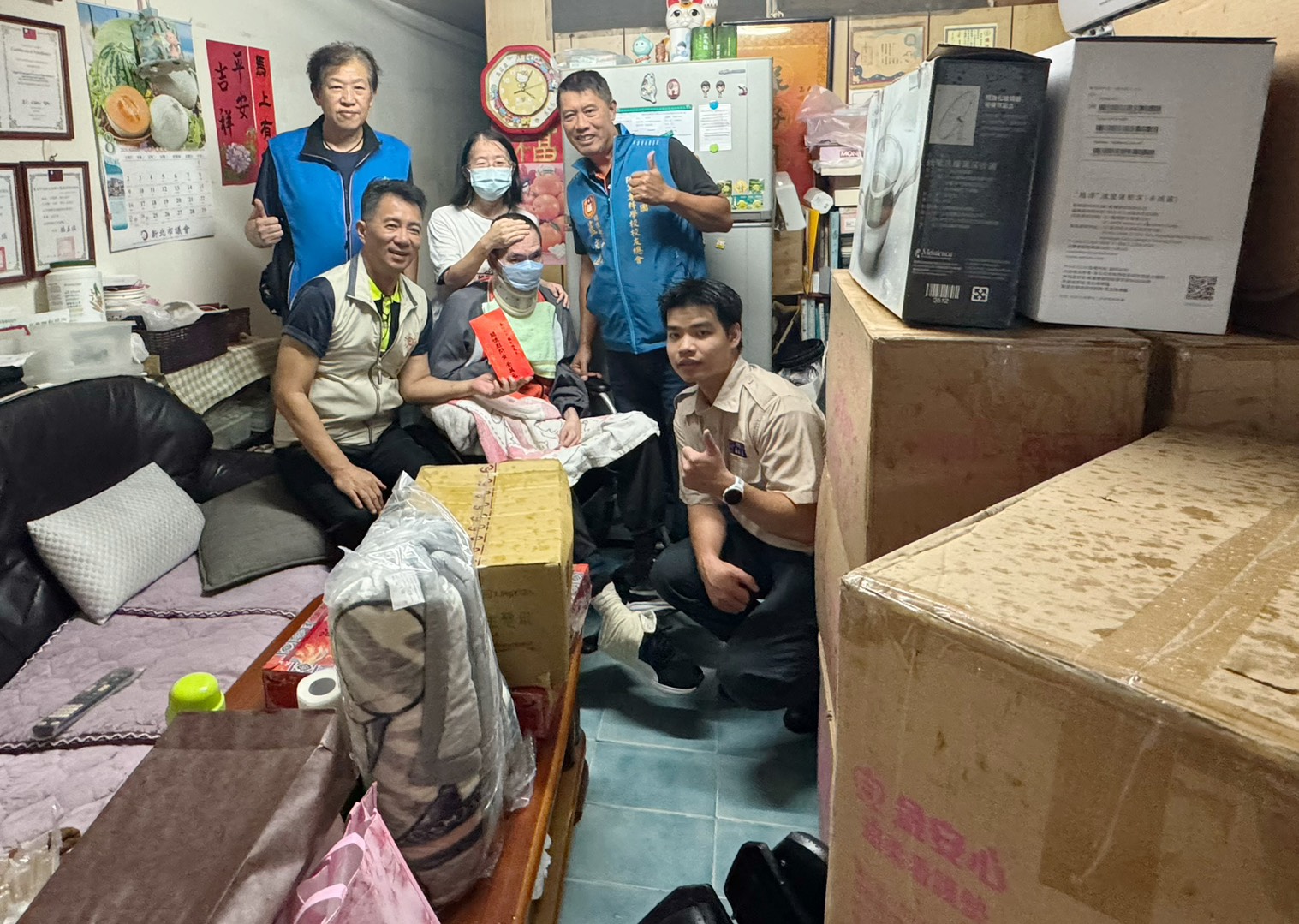 ▲新北榮服處陳立中處長(前排左)偕同陸軍專科學校校友總會服務關懷委員會藍文進主委(後排右1)、雪中送炭關懷協會吳光祐副理事長(後排左),關懷慰問轄區內長期臥床之榮民,並捐助輪椅、看護墊等物資。
