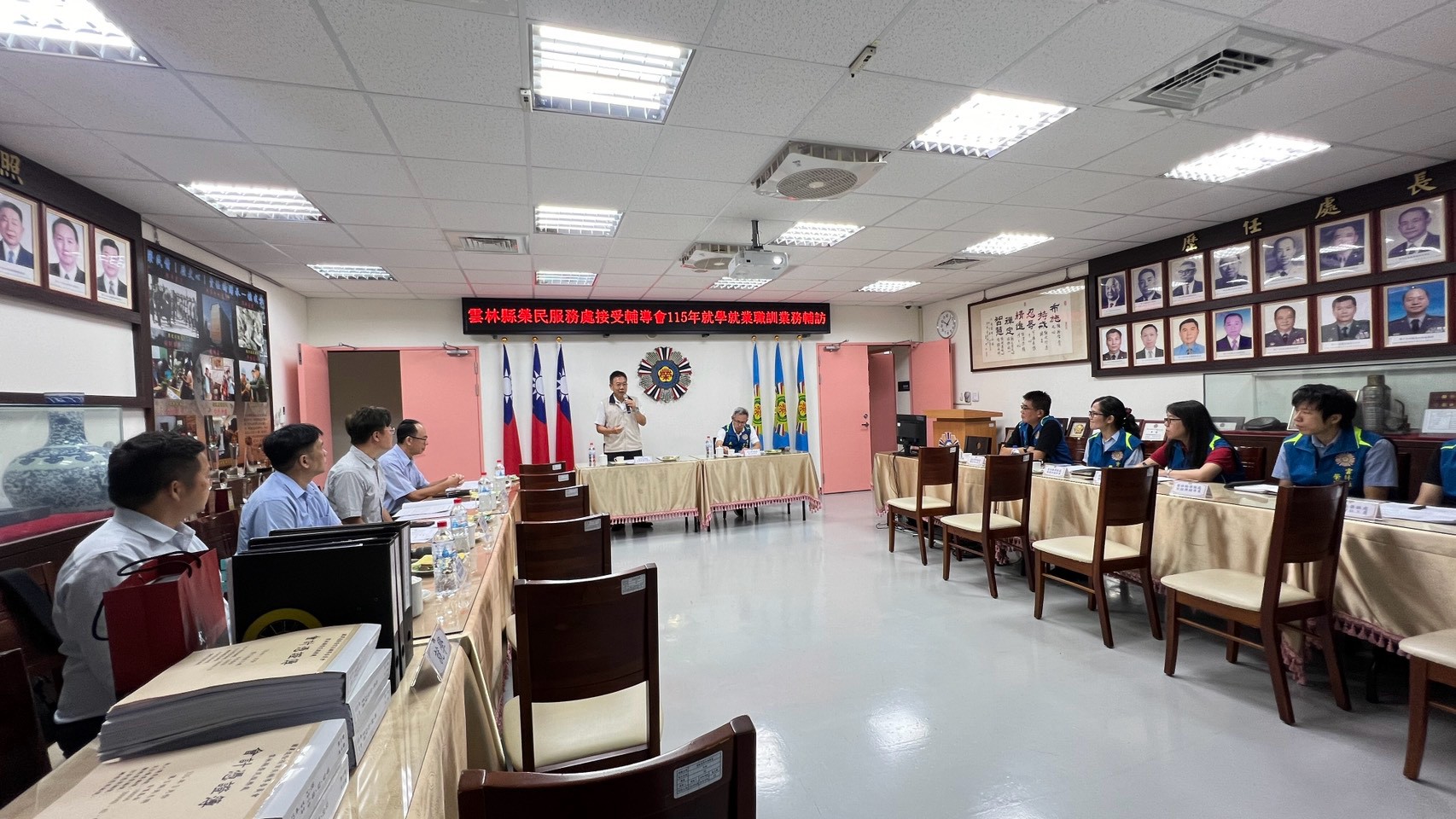 輔導會李建學專門委員(站立者)率隊至雲林縣榮服處進行業務輔訪