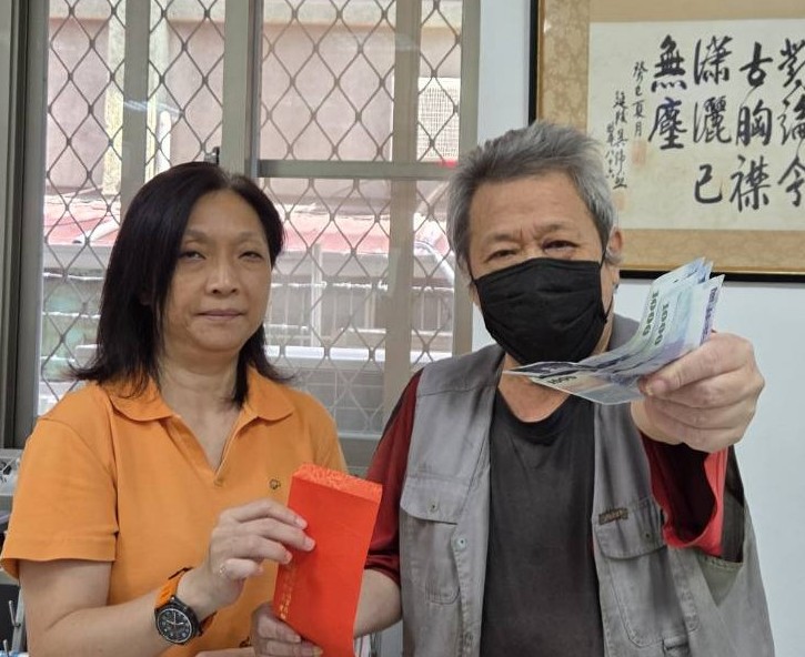 ▲新北市榮服處服務組王玟琳組長(左)第一時間協助申請致贈劉先生(右)急難救助金,讓其在面臨身體不適與生活困境的雙重壓力下,獲得實質支持與溫暖關懷。/新北市榮服處提供。