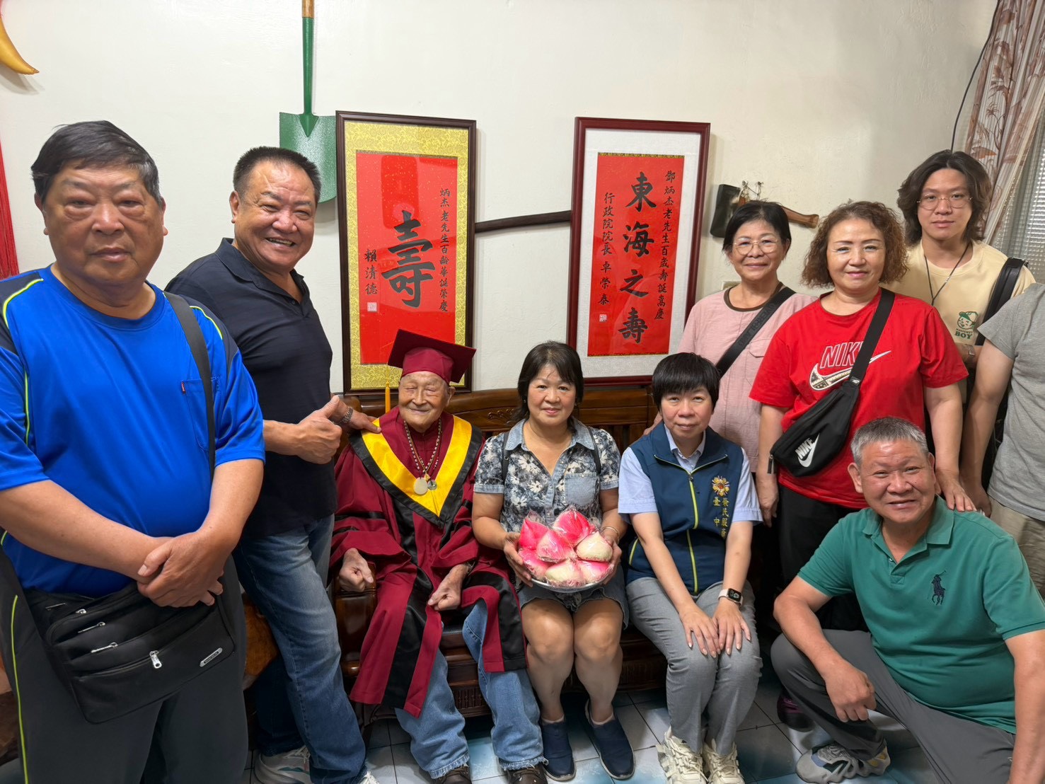 戎馬一生奉獻國家！臺中市榮服處攜手地方政要 齊聚共慶榮民鄧炳杰伯伯百歲壽辰