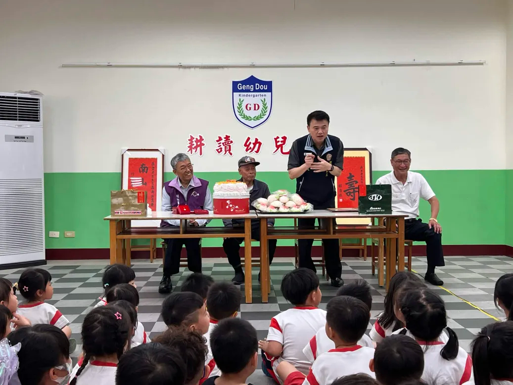 幼老共園-歡度聶爺爺百歲壽誕-榮服處余處長向小朋友介紹聶爺爺