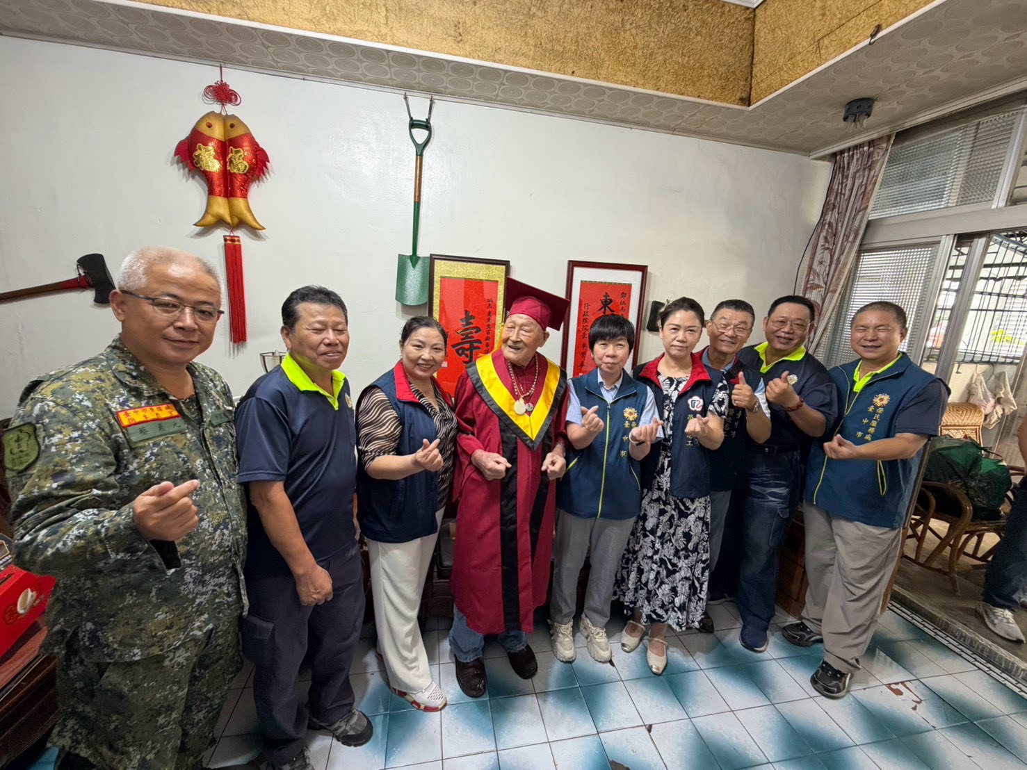 1150807太平區鄧炳杰百歲慶生處長與壽星及本處服務團隊合影