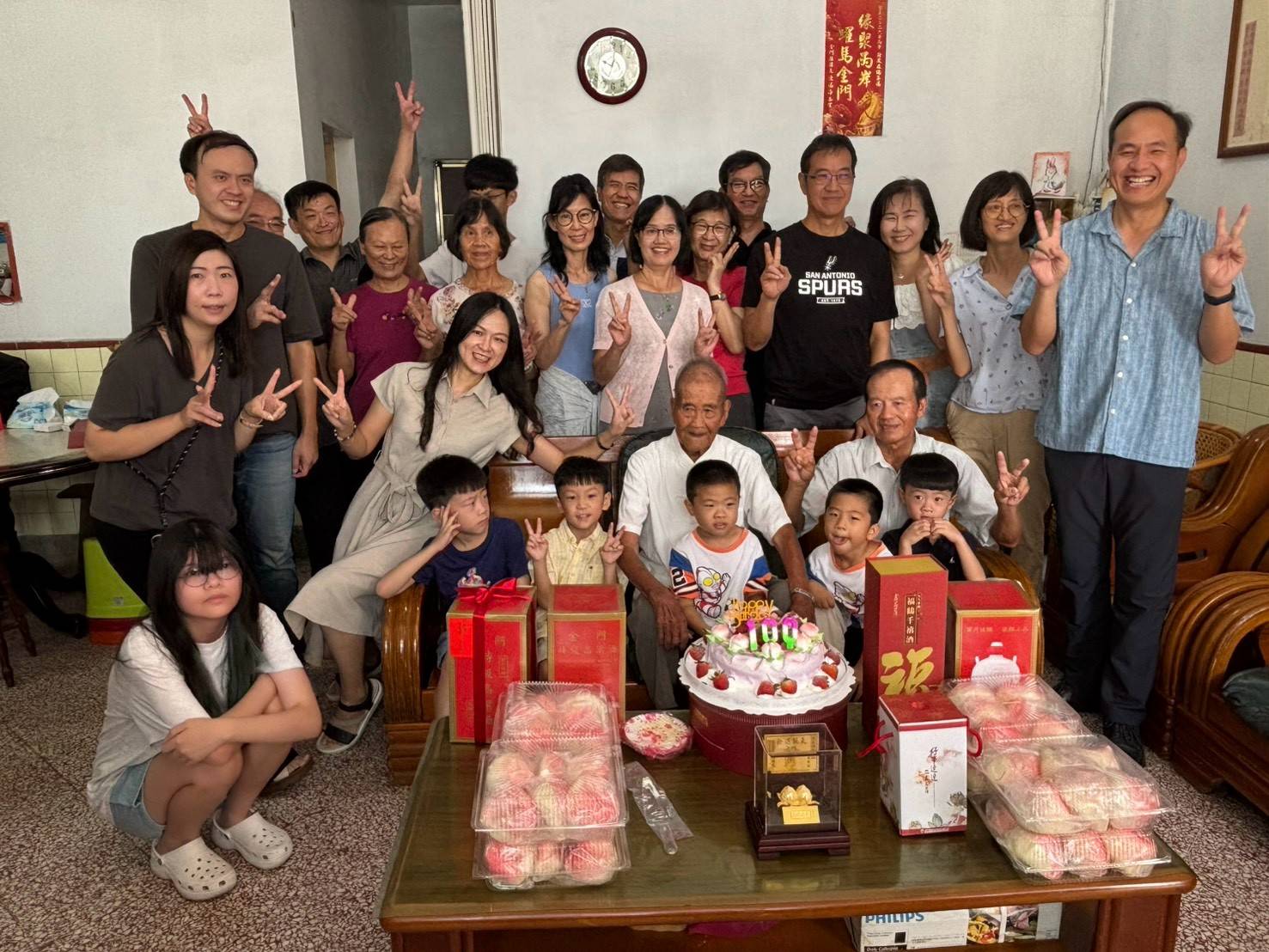 圖七李爺爺(坐中)與家人合影